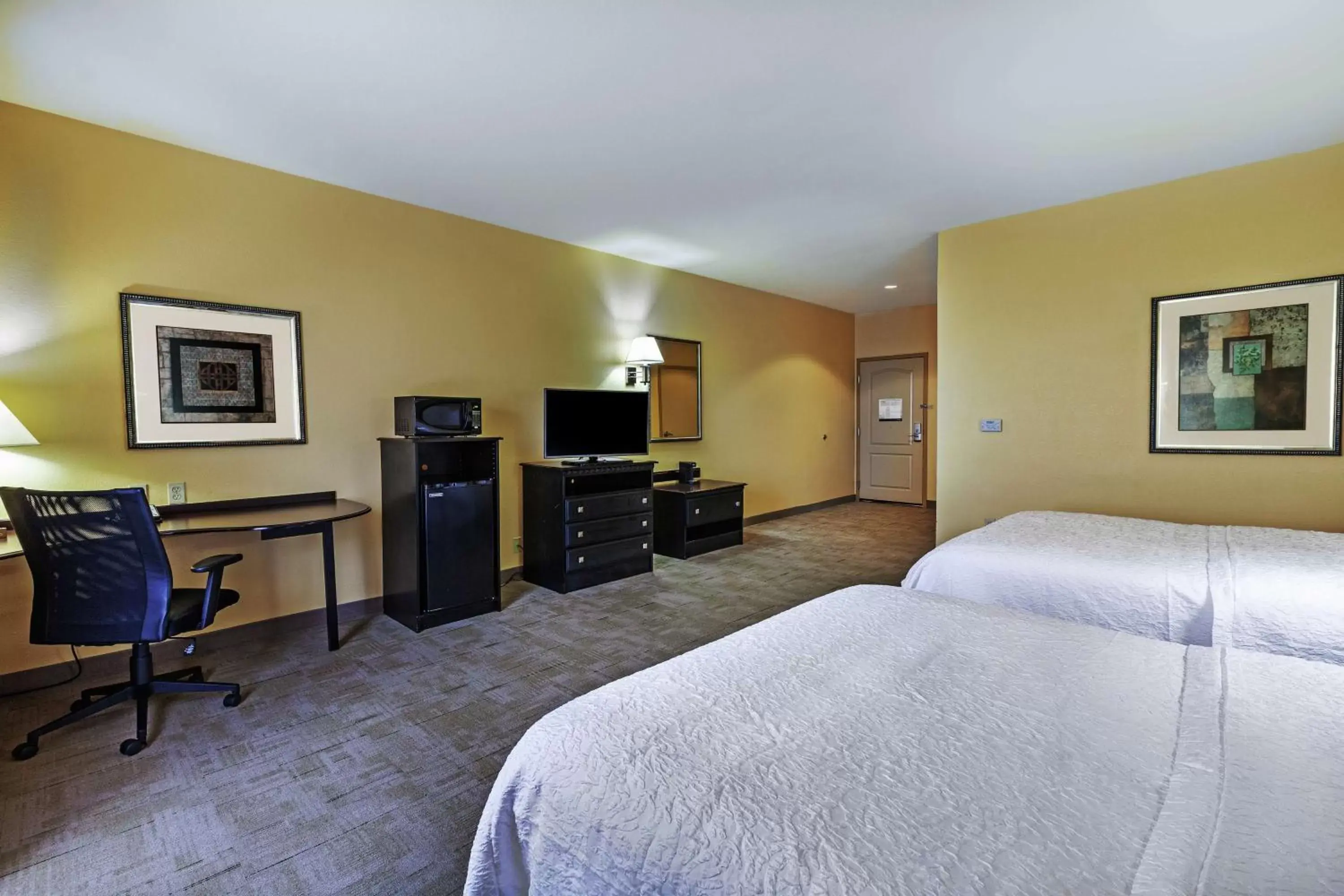 Bedroom, TV/Entertainment Center in Hampton Inn & Suites Owasso