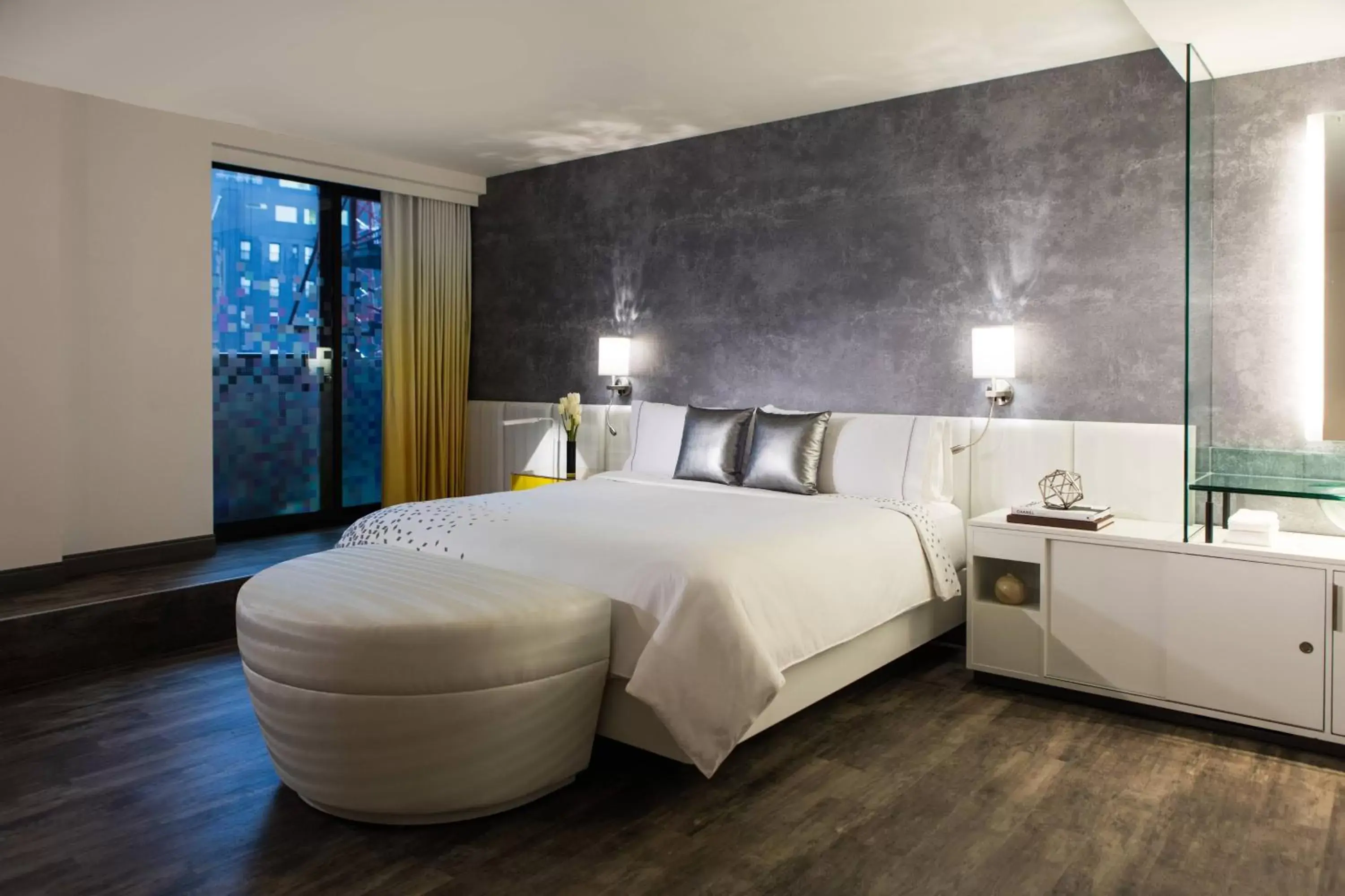 Photo of the whole room, Bed in Renaissance New York Times Square Hotel