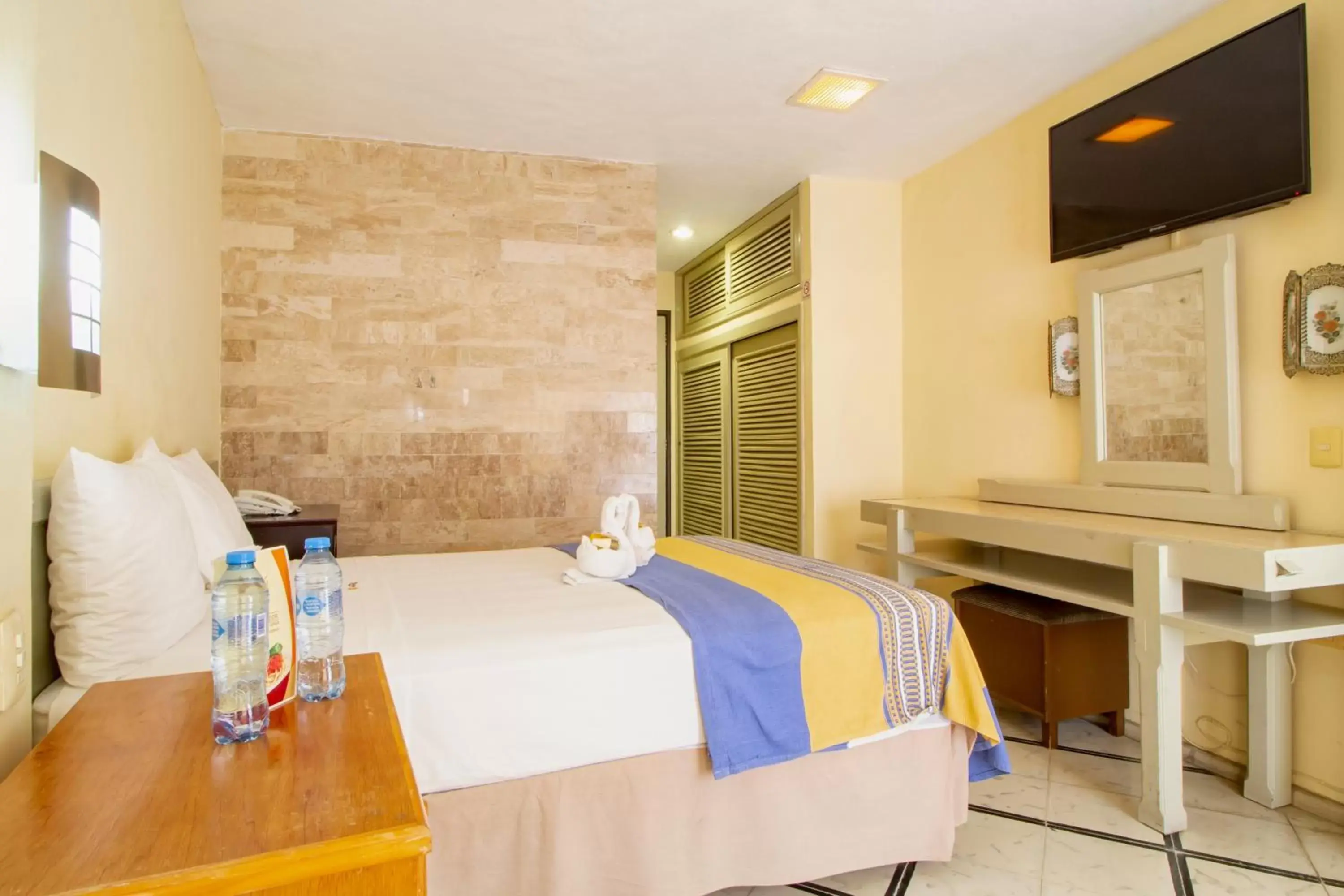 Bedroom, Bed in Hotel Ambassador Mérida