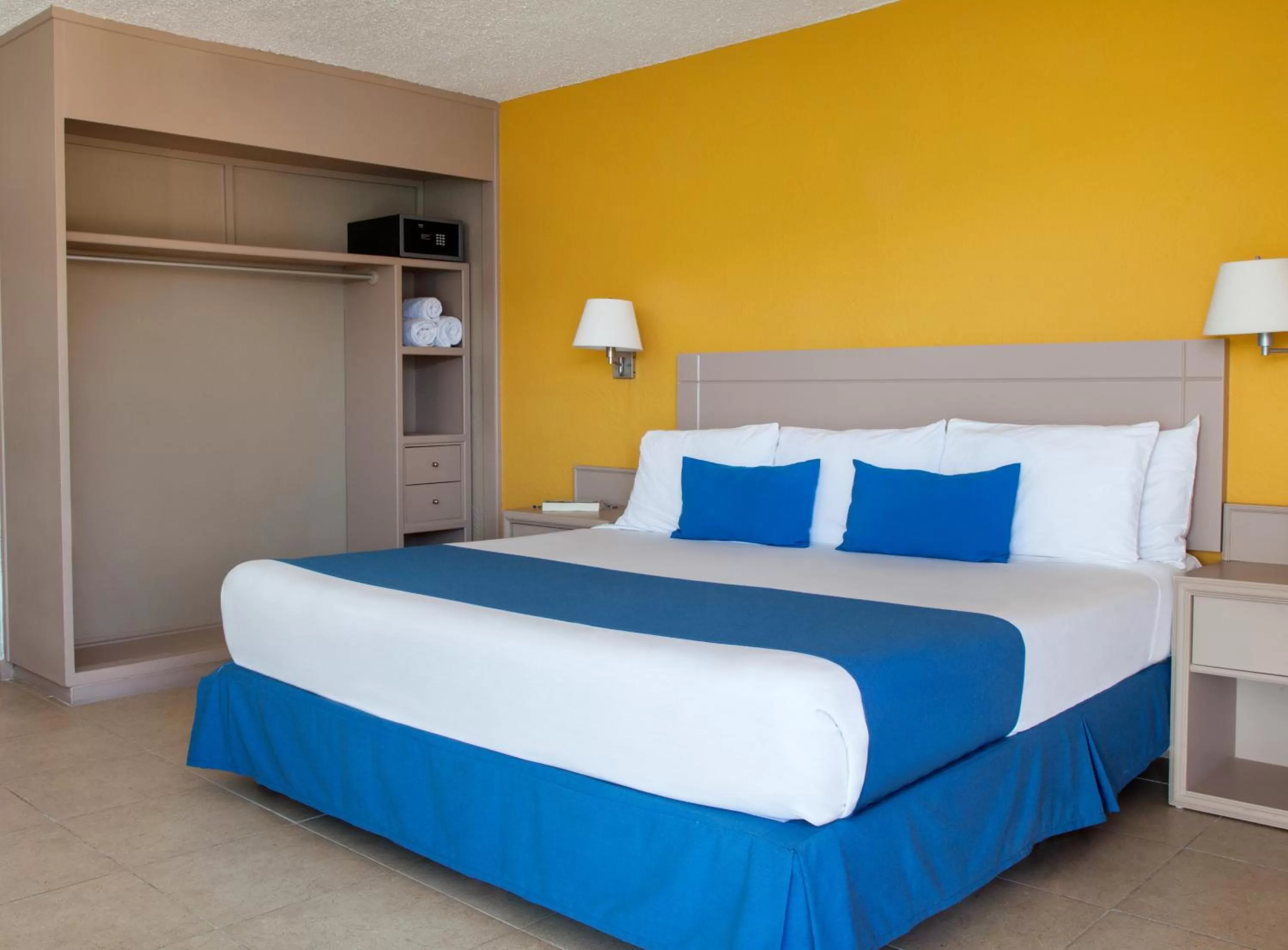 Photo of the whole room, Bed in Calinda Beach Acapulco