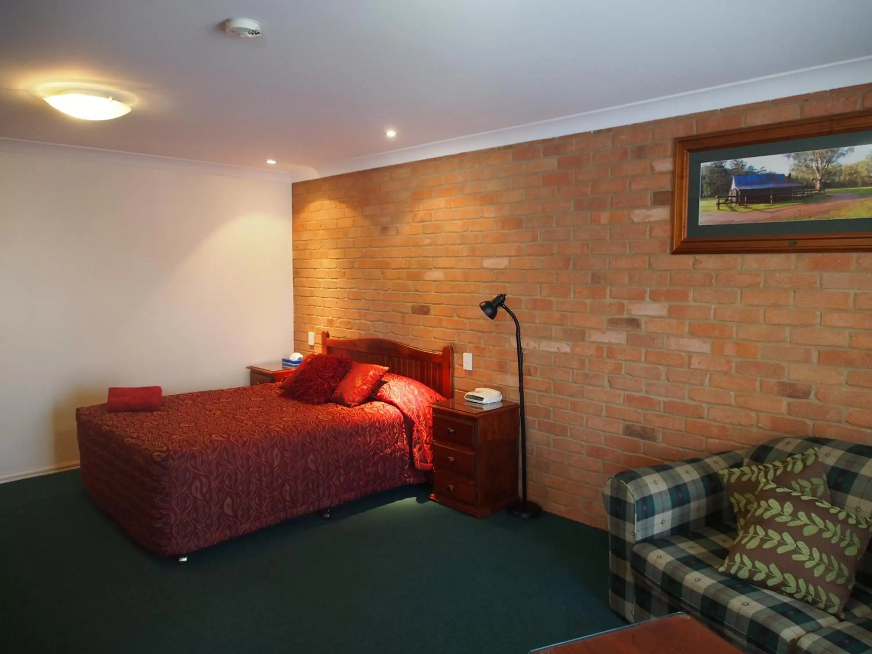 Bed in Cobar Town & Country Motor Inn