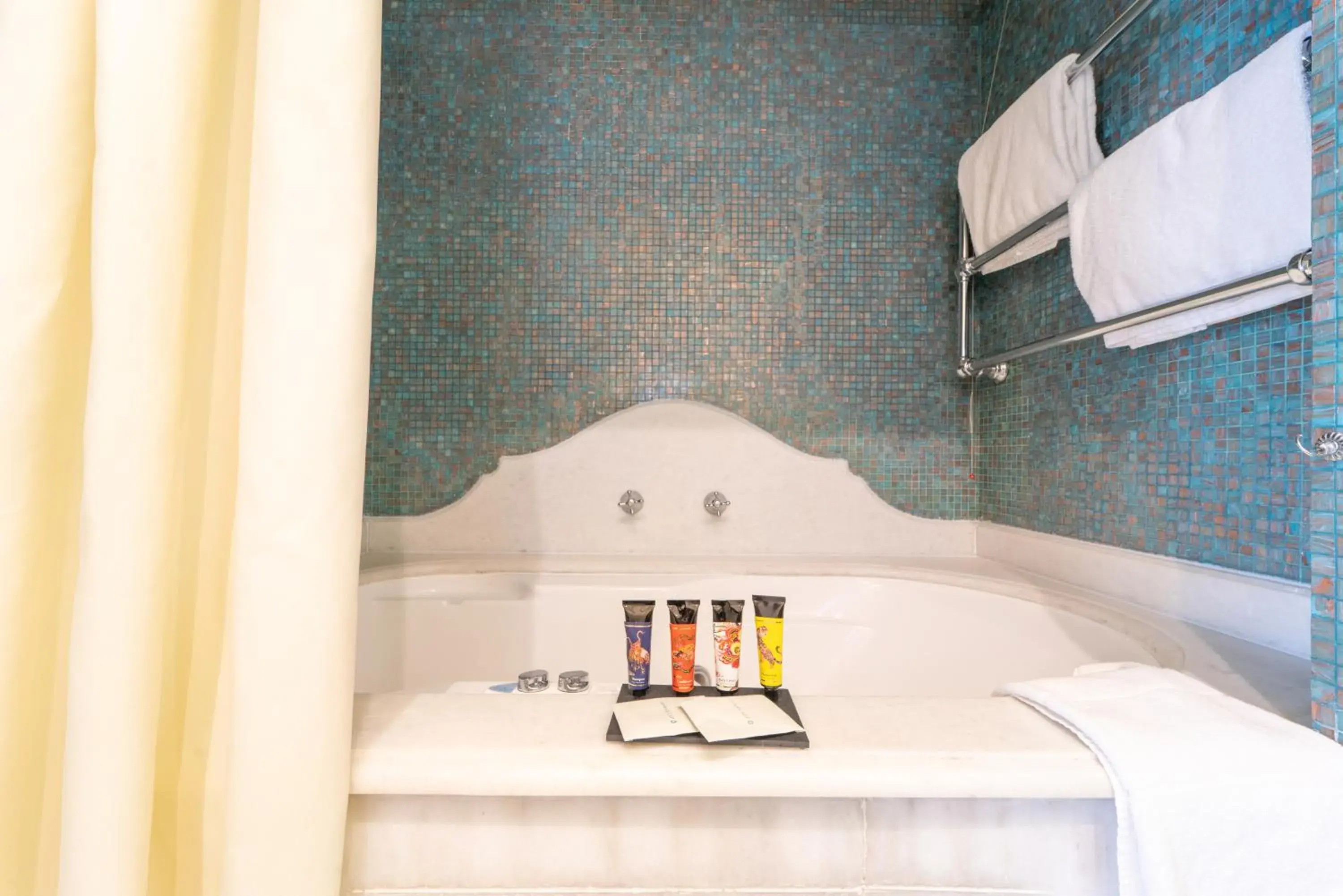 Bathroom, Bed in Relais Villa San Martino