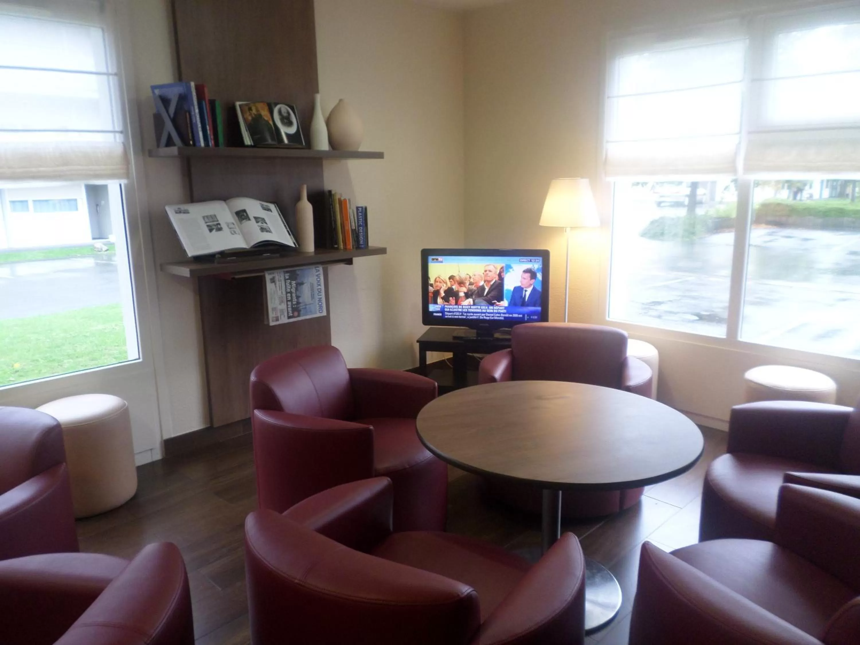 Communal lounge/ TV room in Campanile Lille - Seclin