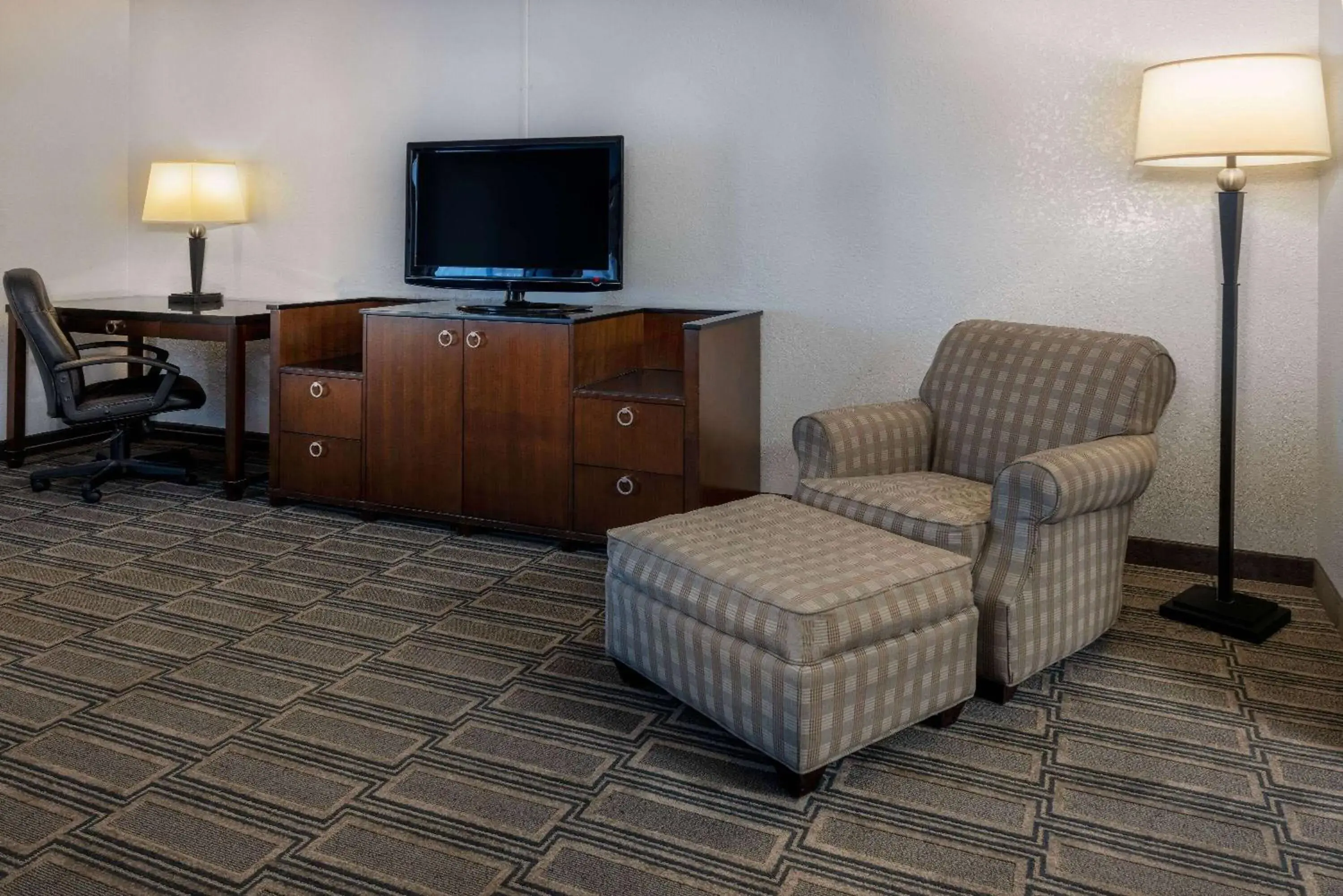 Photo of the whole room, TV/Entertainment Center in Travelodge by Wyndham Appleton