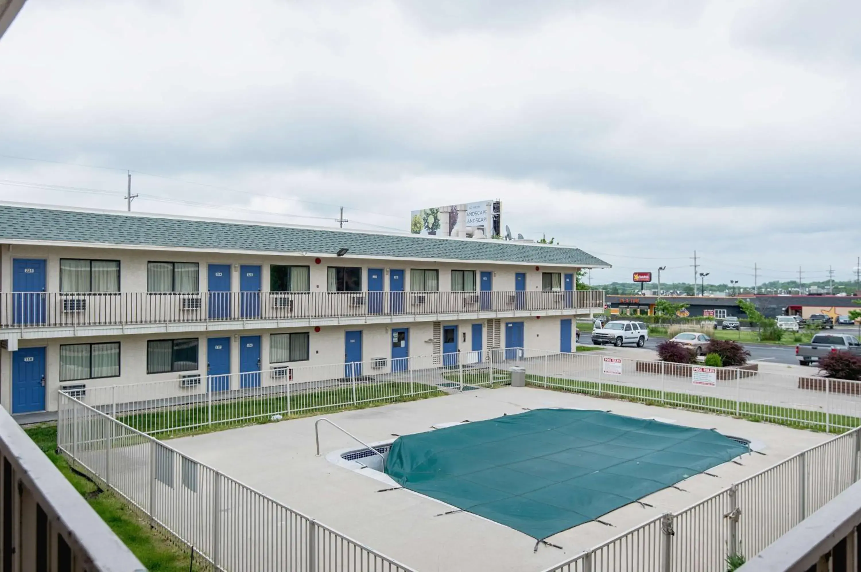 Swimming pool, Pool View in Motel 6-Kansas City, MO - Airport