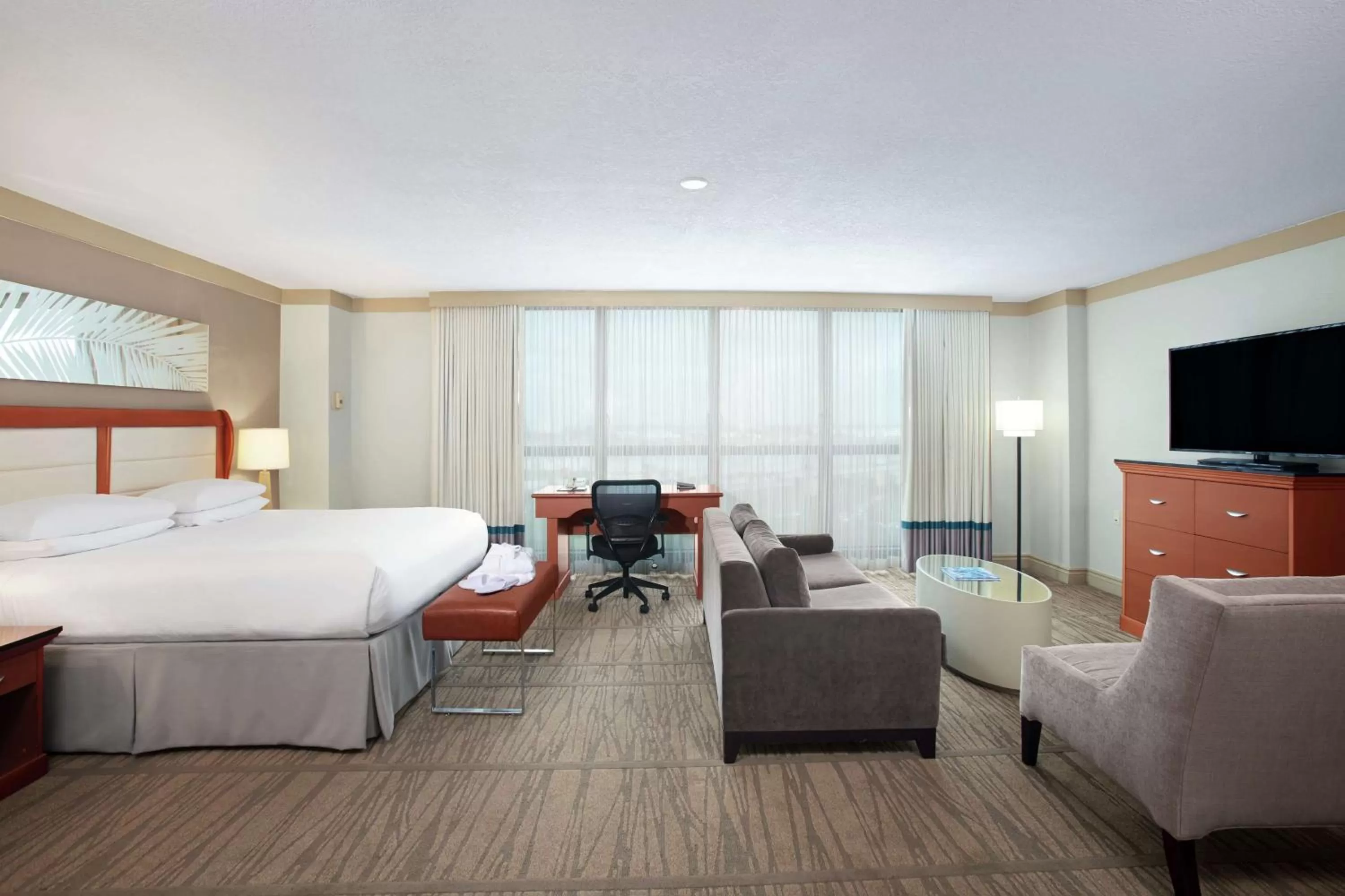 Bedroom, Bed in DoubleTree by Hilton Hotel Miami Airport & Convention Center