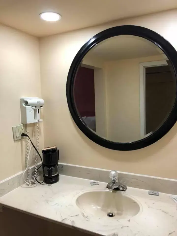 Bathroom in Scottish Inn and Suites Perry