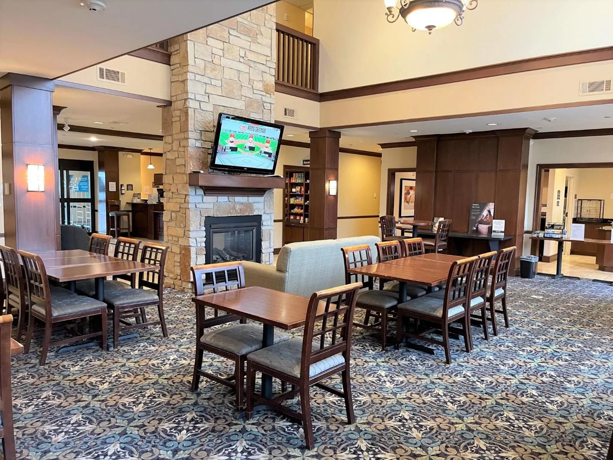 Lobby or reception, Restaurant/Places to Eat in Staybridge Suites Milwaukee West-Oconomowoc, an IHG Hotel