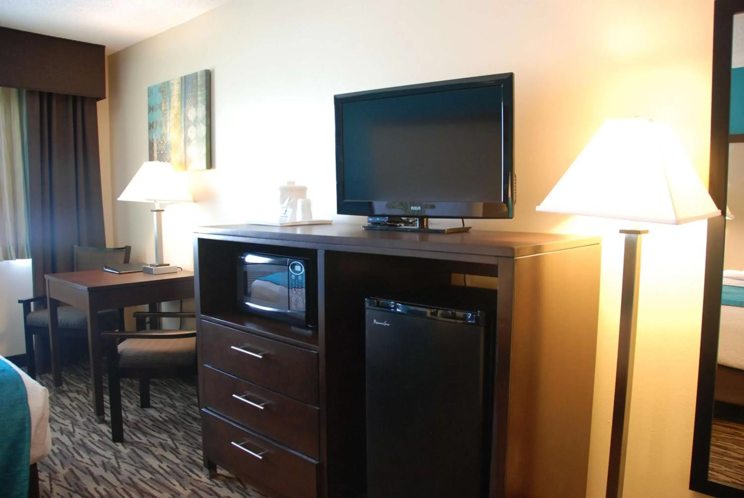 Photo of the whole room, TV/Entertainment Center in Best Western Baraboo Inn