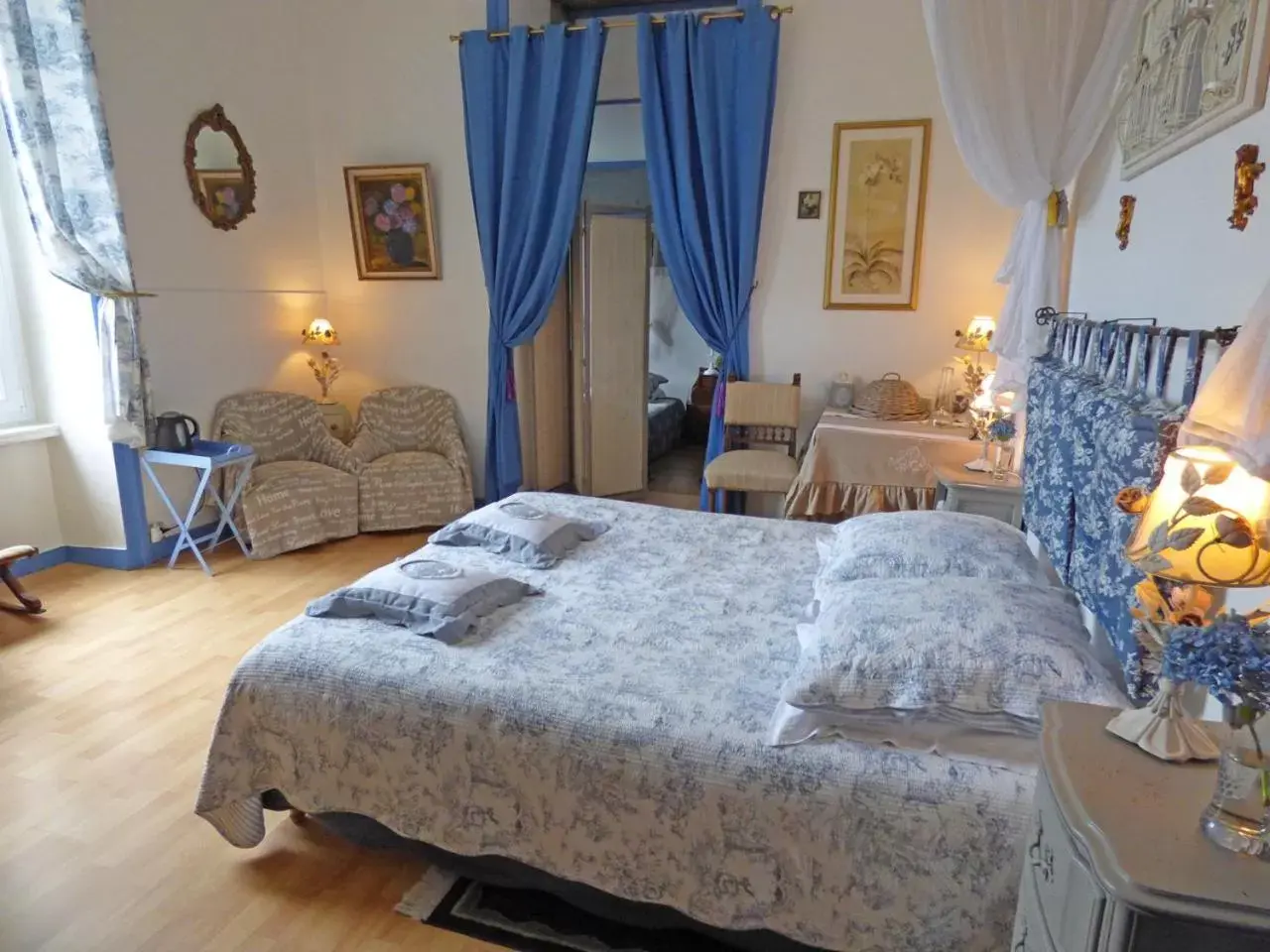 Photo of the whole room, Bed in La Demeure aux Hortensias