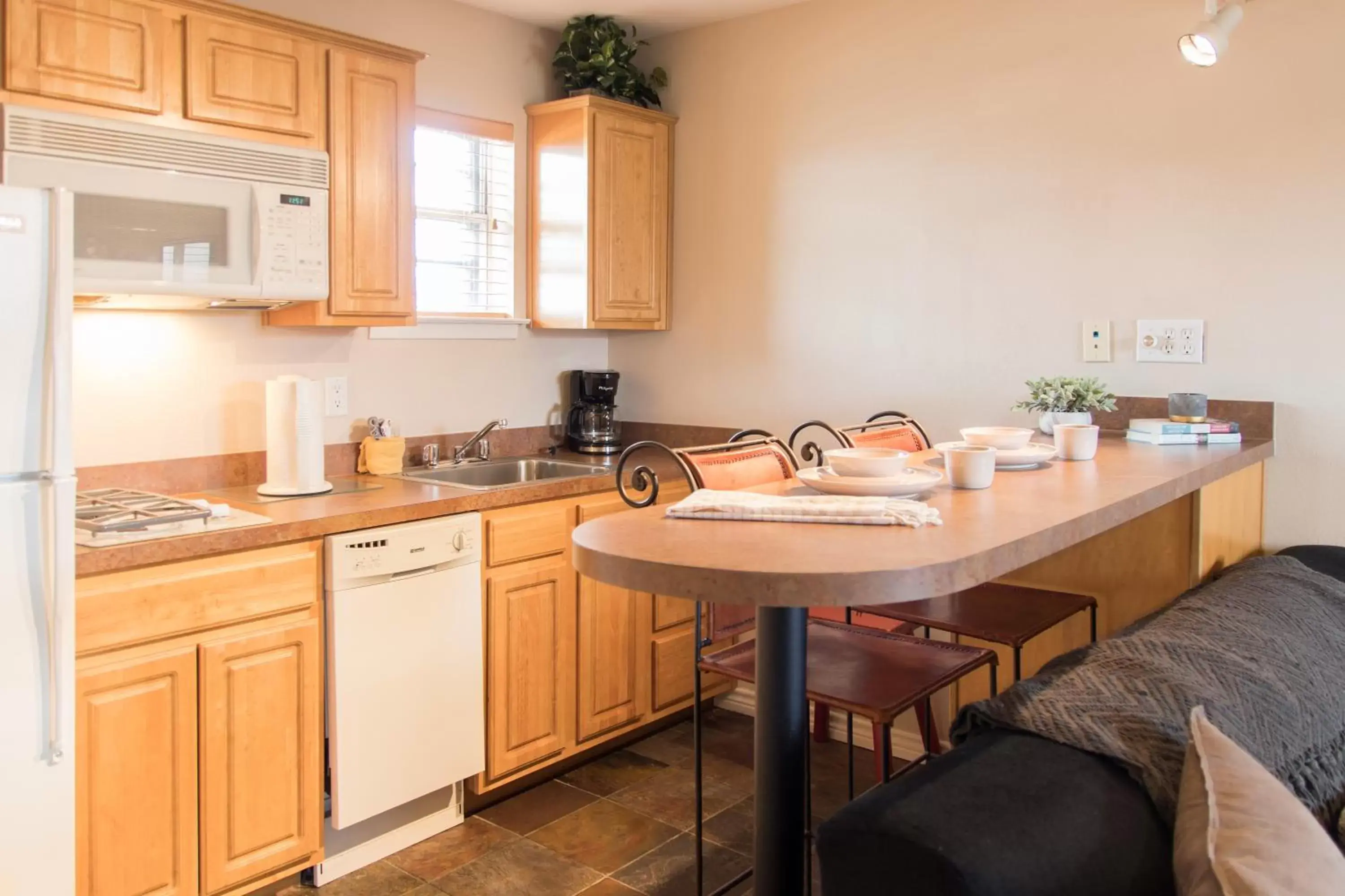 Kitchen or kitchenette, Kitchen/Kitchenette in Vineyard Court Designer Suites Hotel