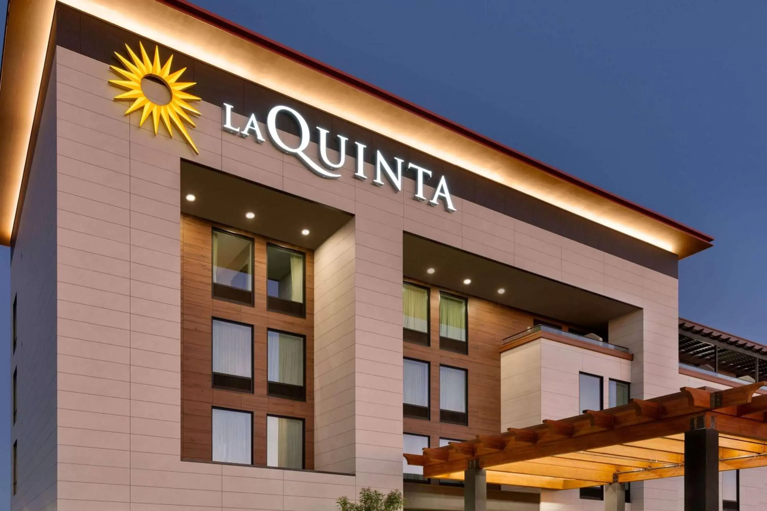 Property building in La Quinta Inn & Suites by Wyndham Santa Rosa Sonoma