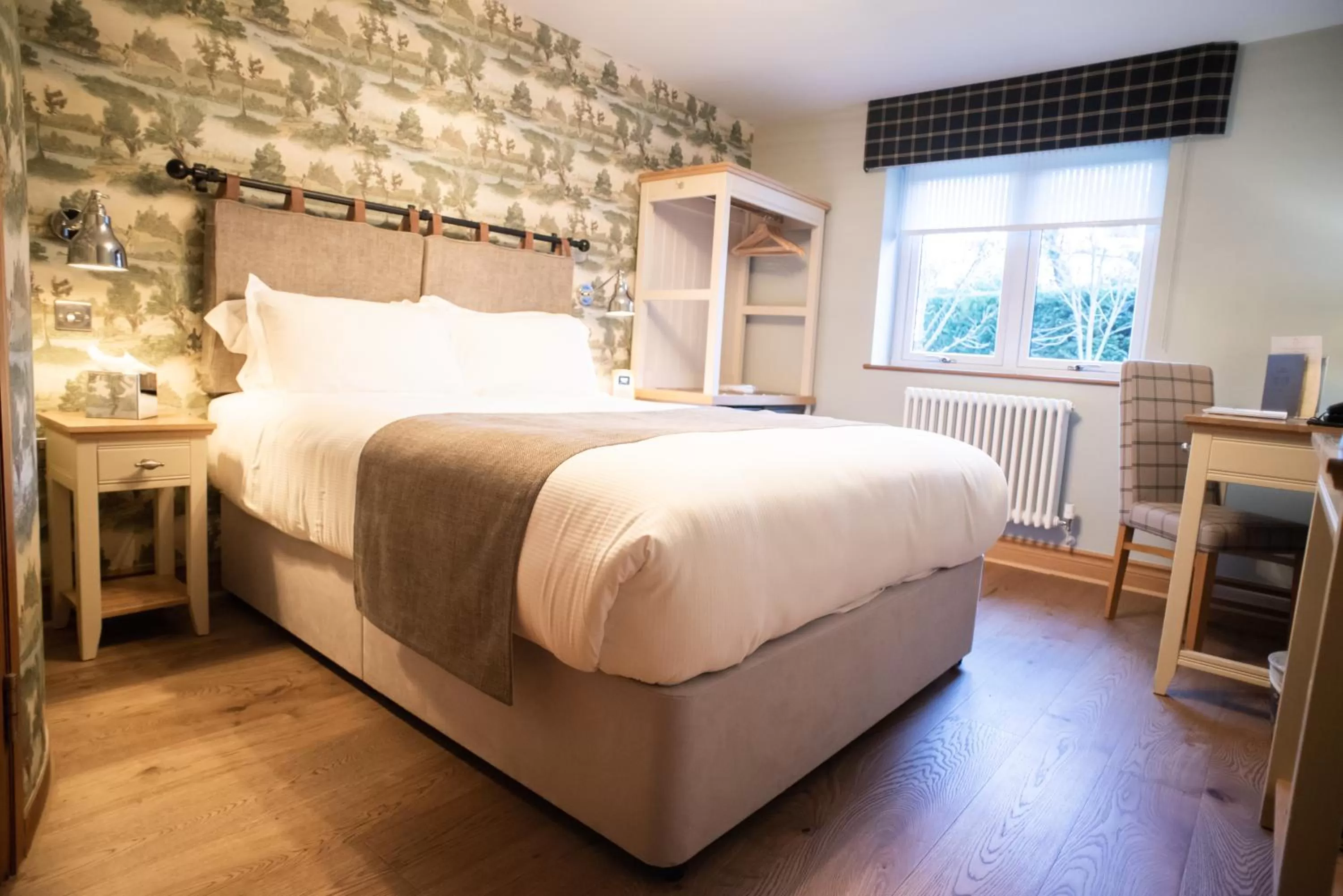 Bed in Cromwell Arms Country Pub with Rooms