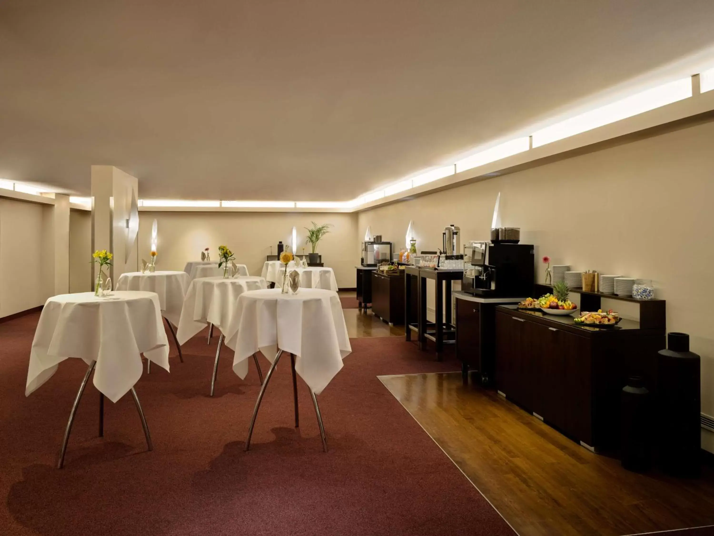 Coffee/tea facilities, Restaurant/Places to Eat in Flemings Hotel Wien-Stadthalle former Flemings Conference Wien