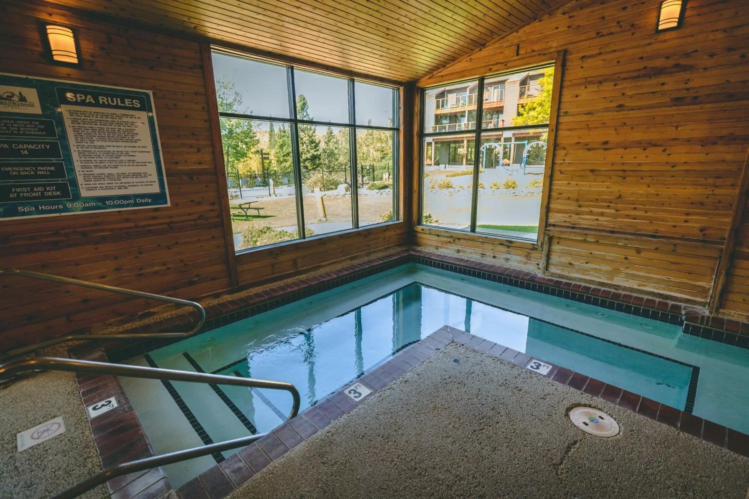 Hot Tub, Swimming Pool in Caribou Highlands Lodge