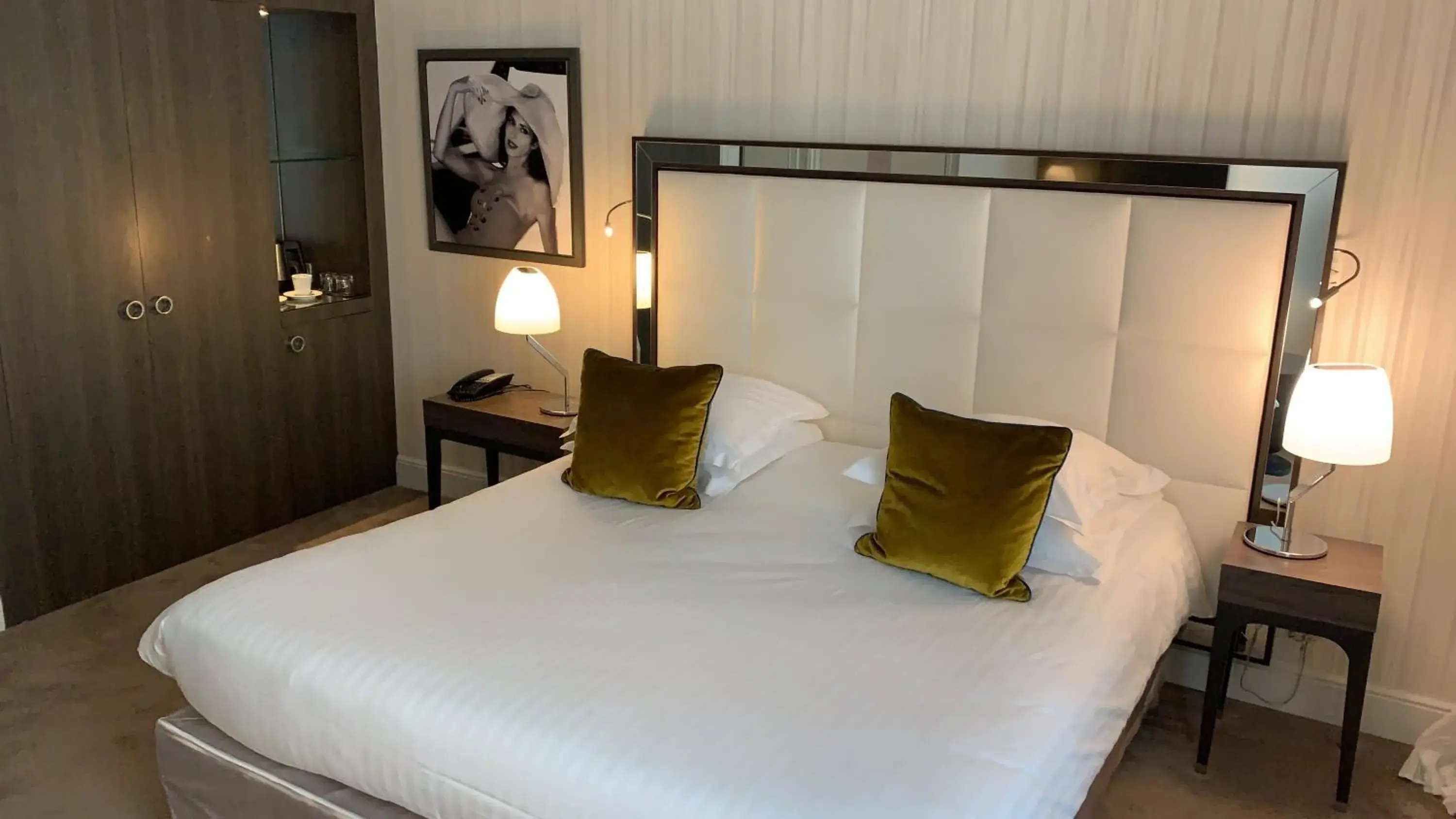 Bed in Hôtel Le Canberra