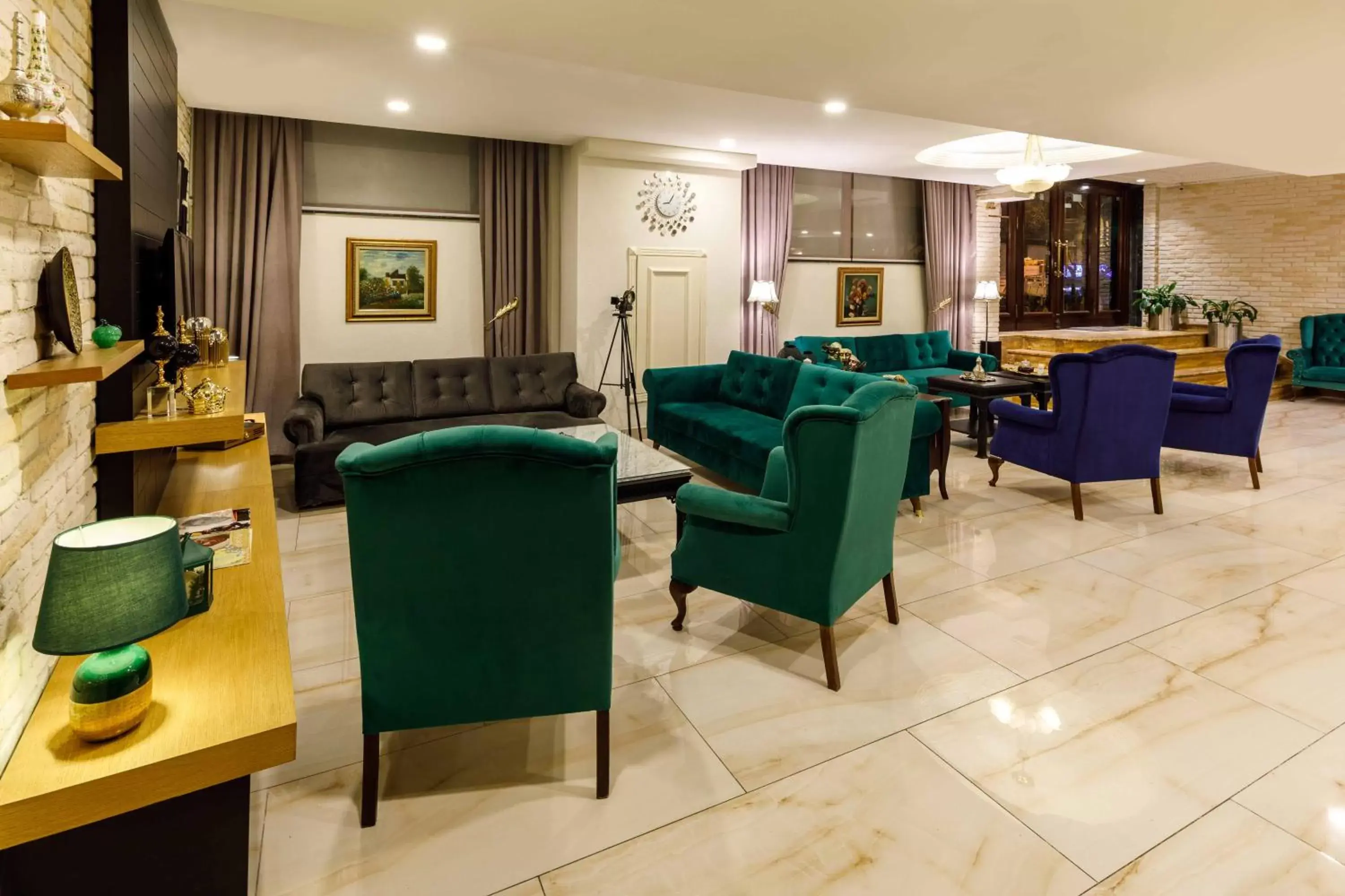 Lobby or reception, Lounge/Bar in Golden Crown Hotel