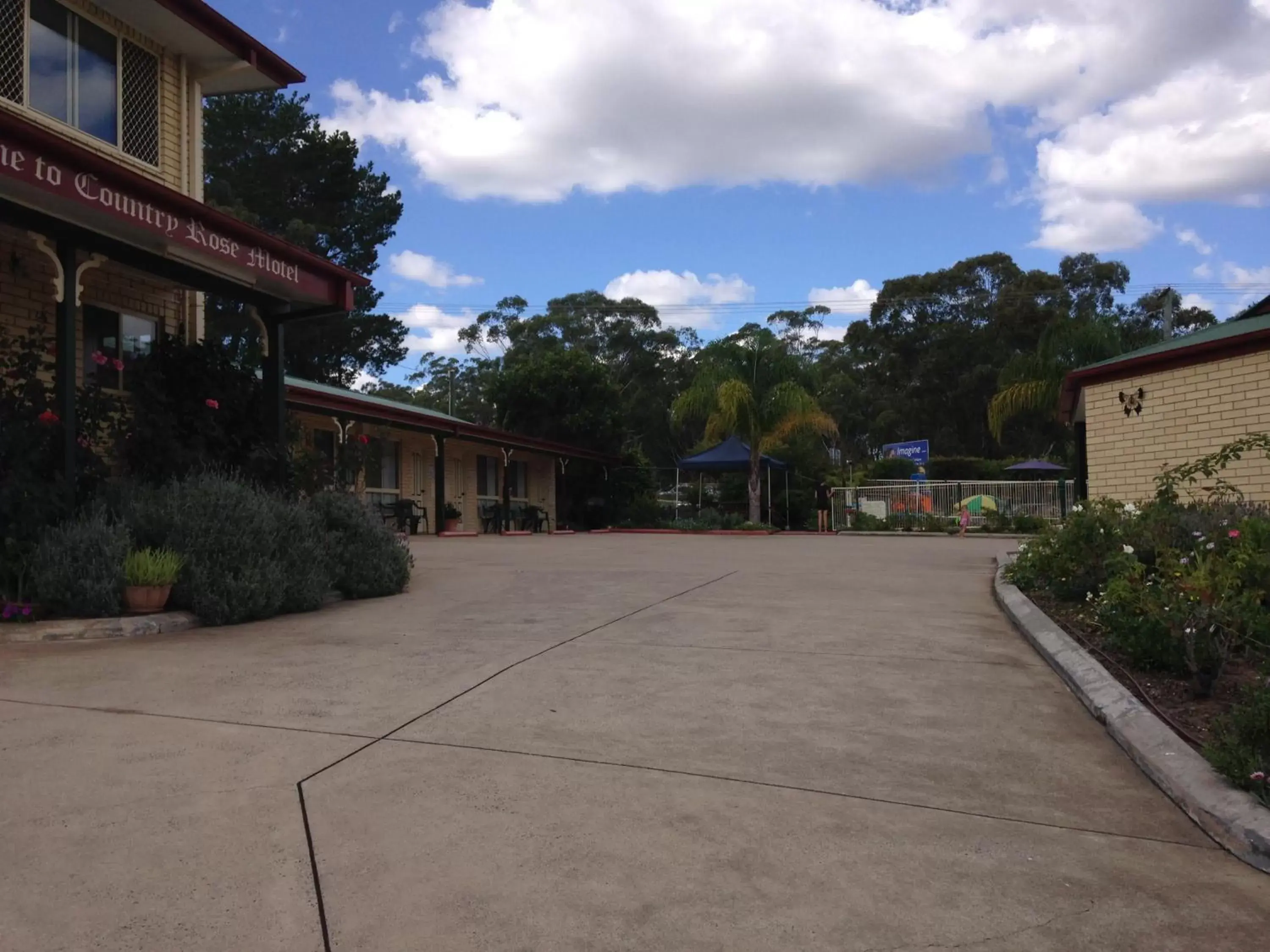 Facade/entrance, Property Building in Country Rose Motel Warwick