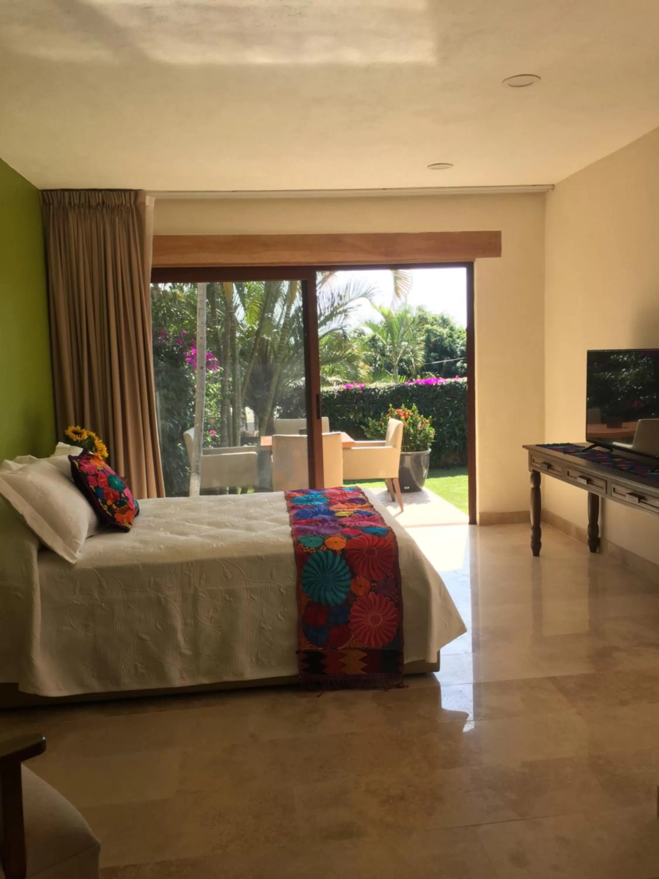 Decorative detail, Bed in Hotel Lindo Ajijic Bed & Breakfast