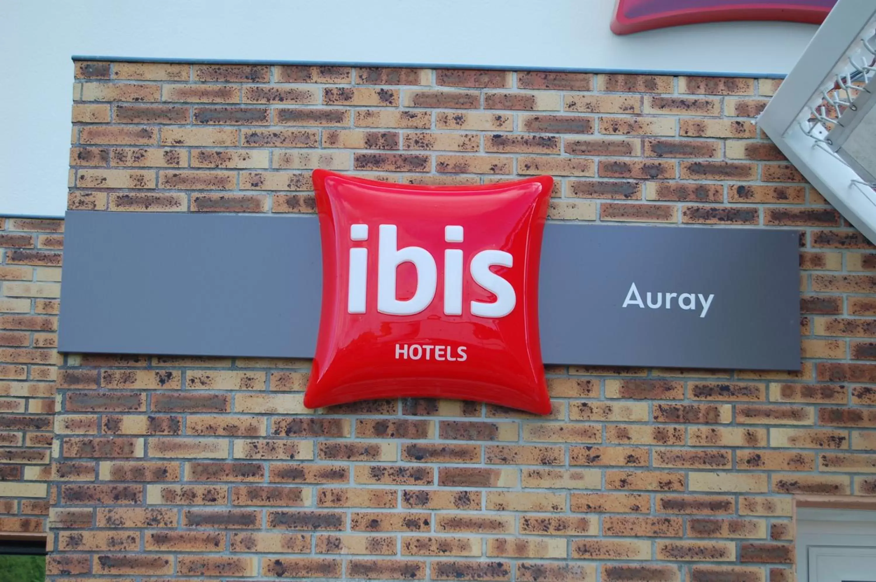 Facade/entrance, Property Logo/Sign in Ibis Auray