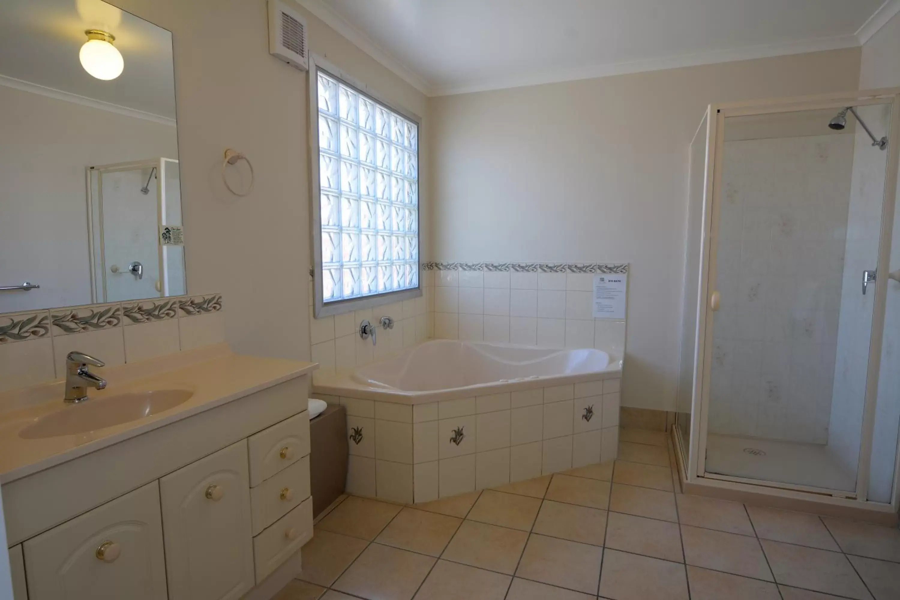 Shower, Bathroom in City Centre Motel