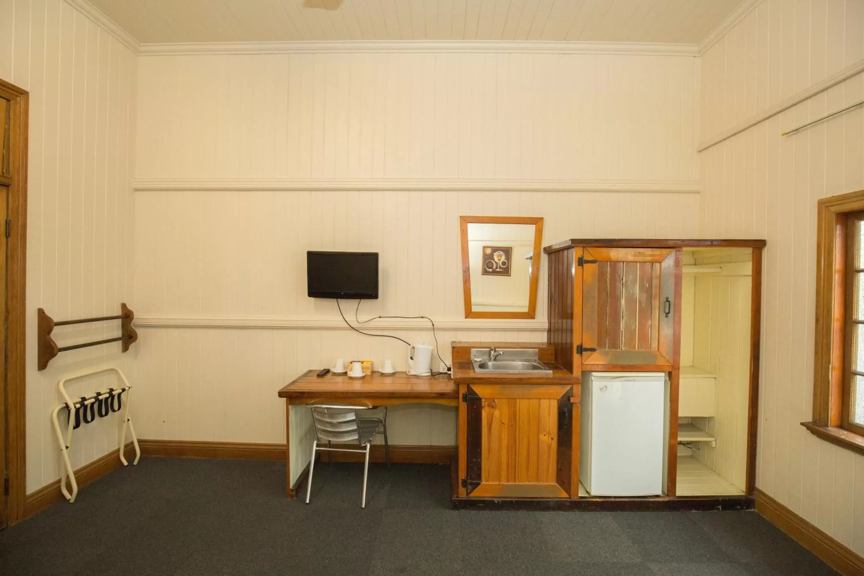 Kitchen or kitchenette, TV/Entertainment Center in Brisbane Manor