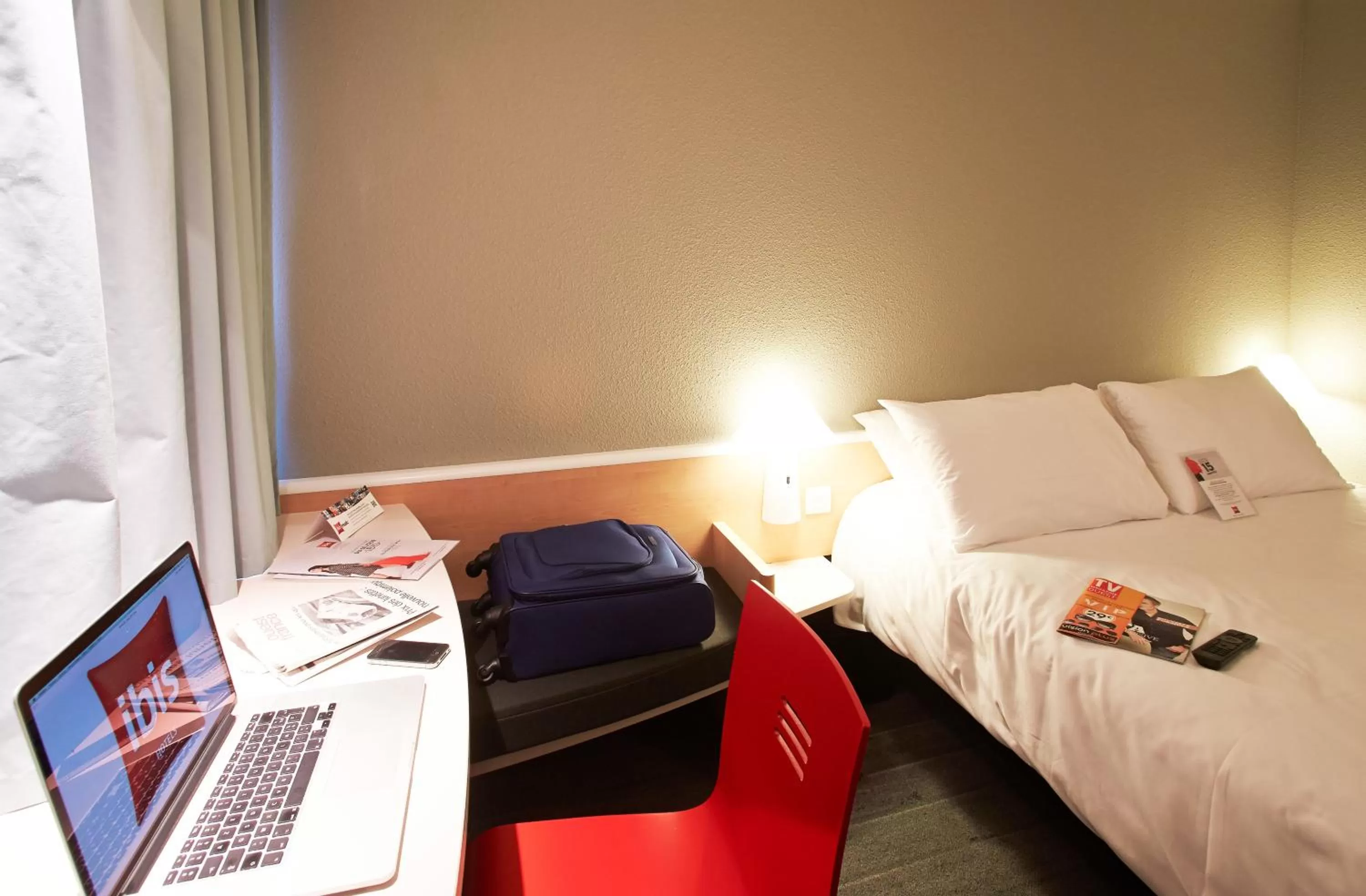 Seating area, Bed in Ibis Auray