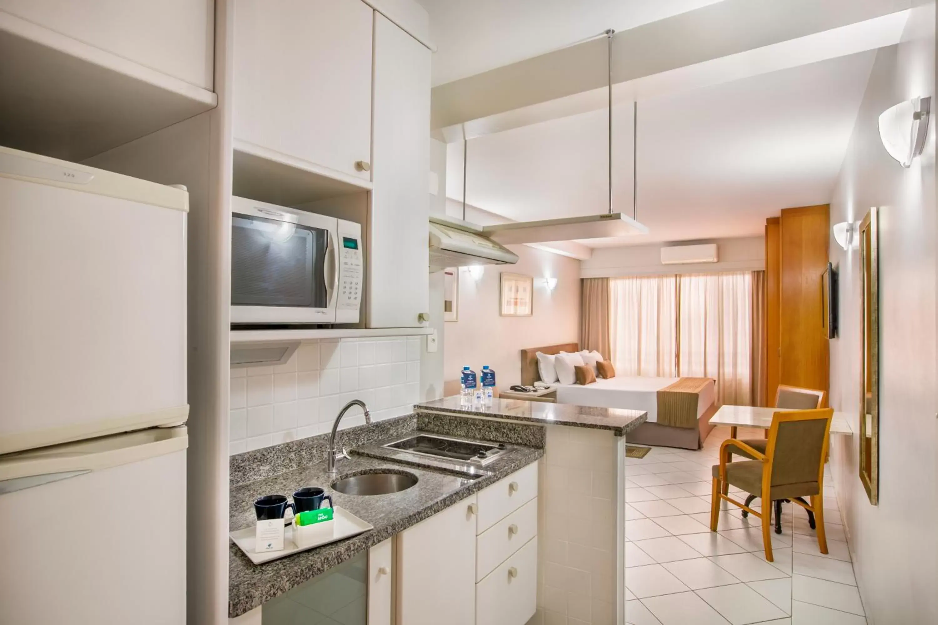 Bedroom, Kitchen/Kitchenette in Plaza Inn American Loft