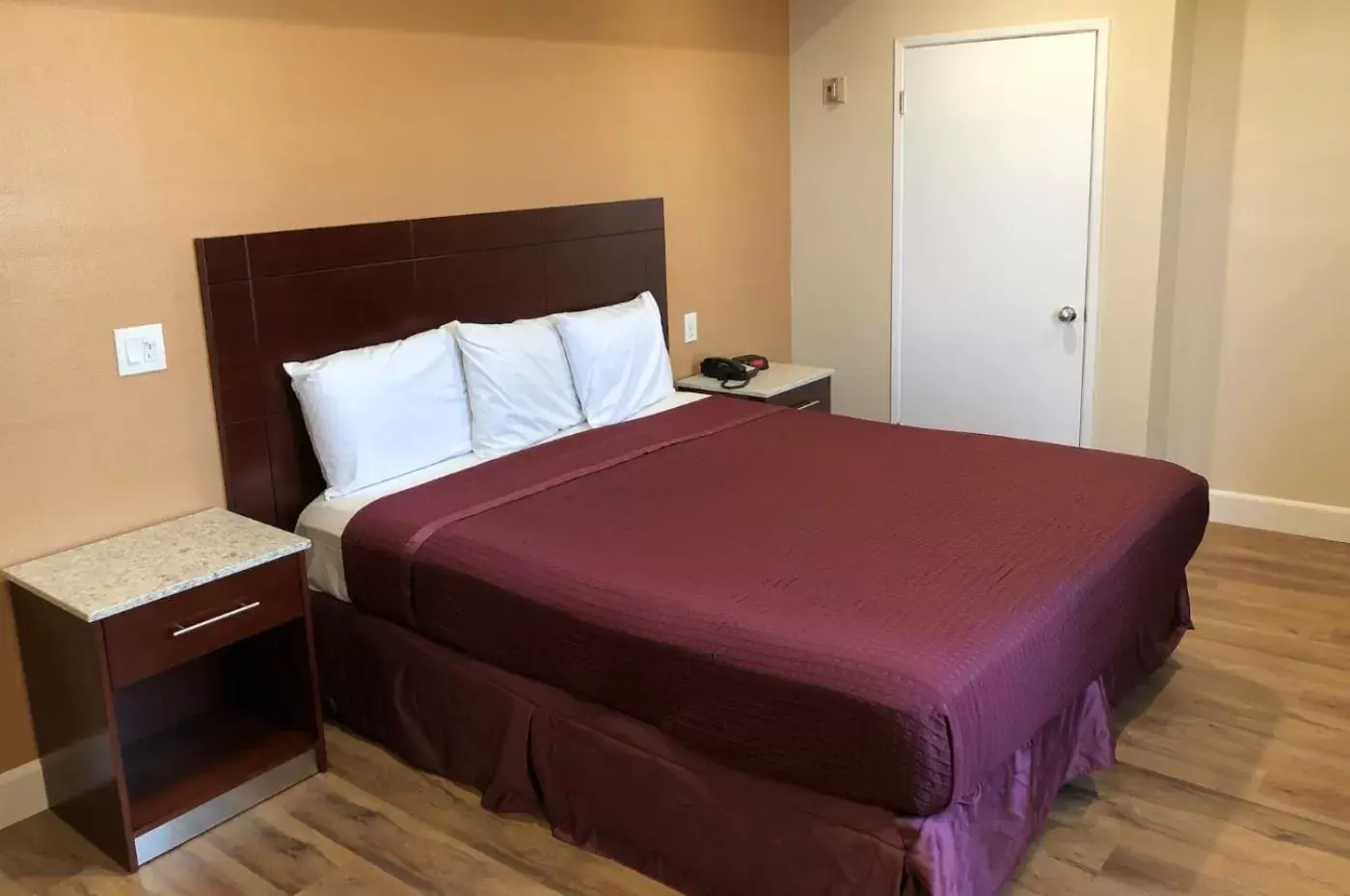 Bed in Travelodge by Wyndham Harbor City