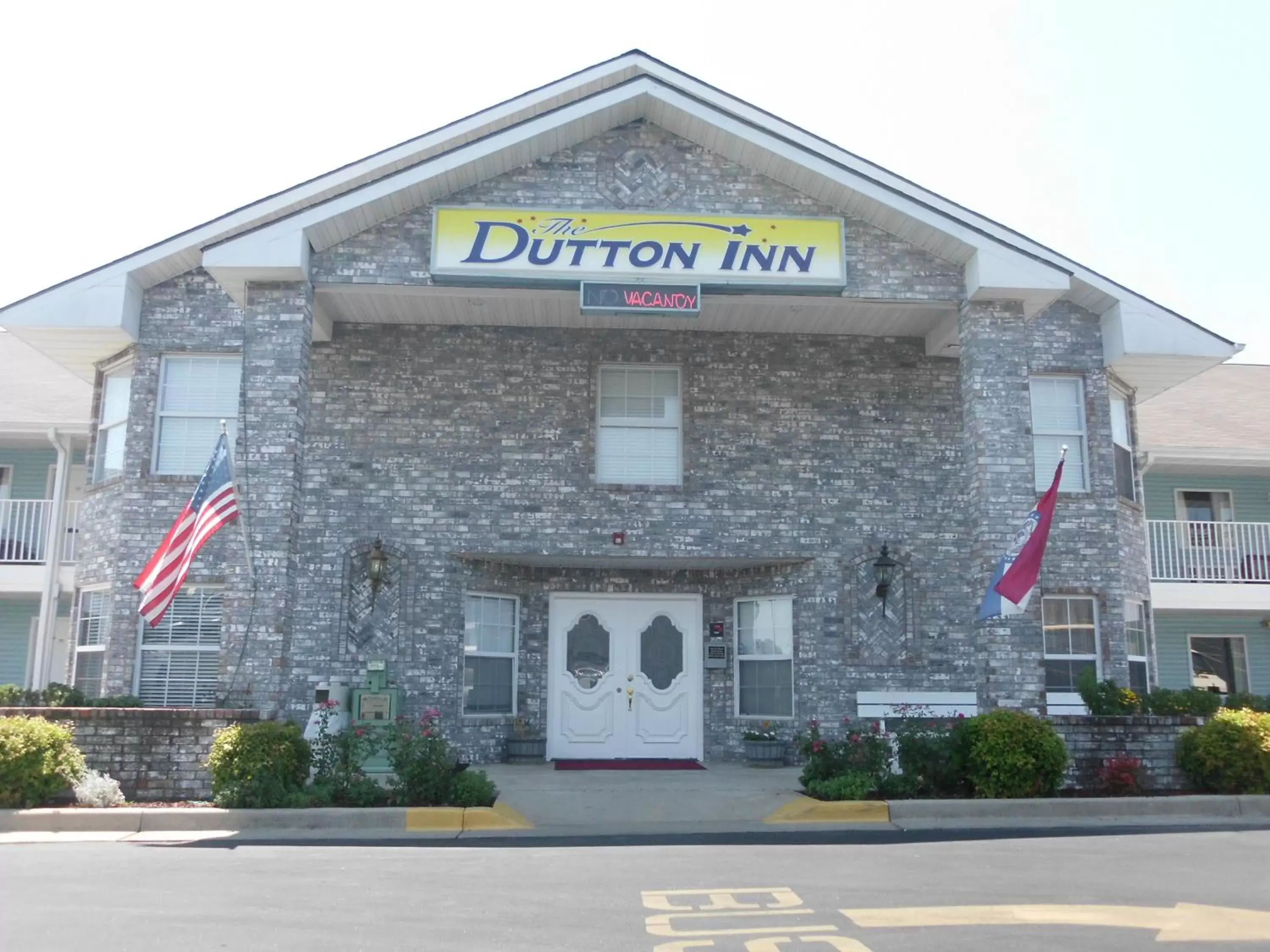 Facade/entrance, Property Building in Dutton Inn