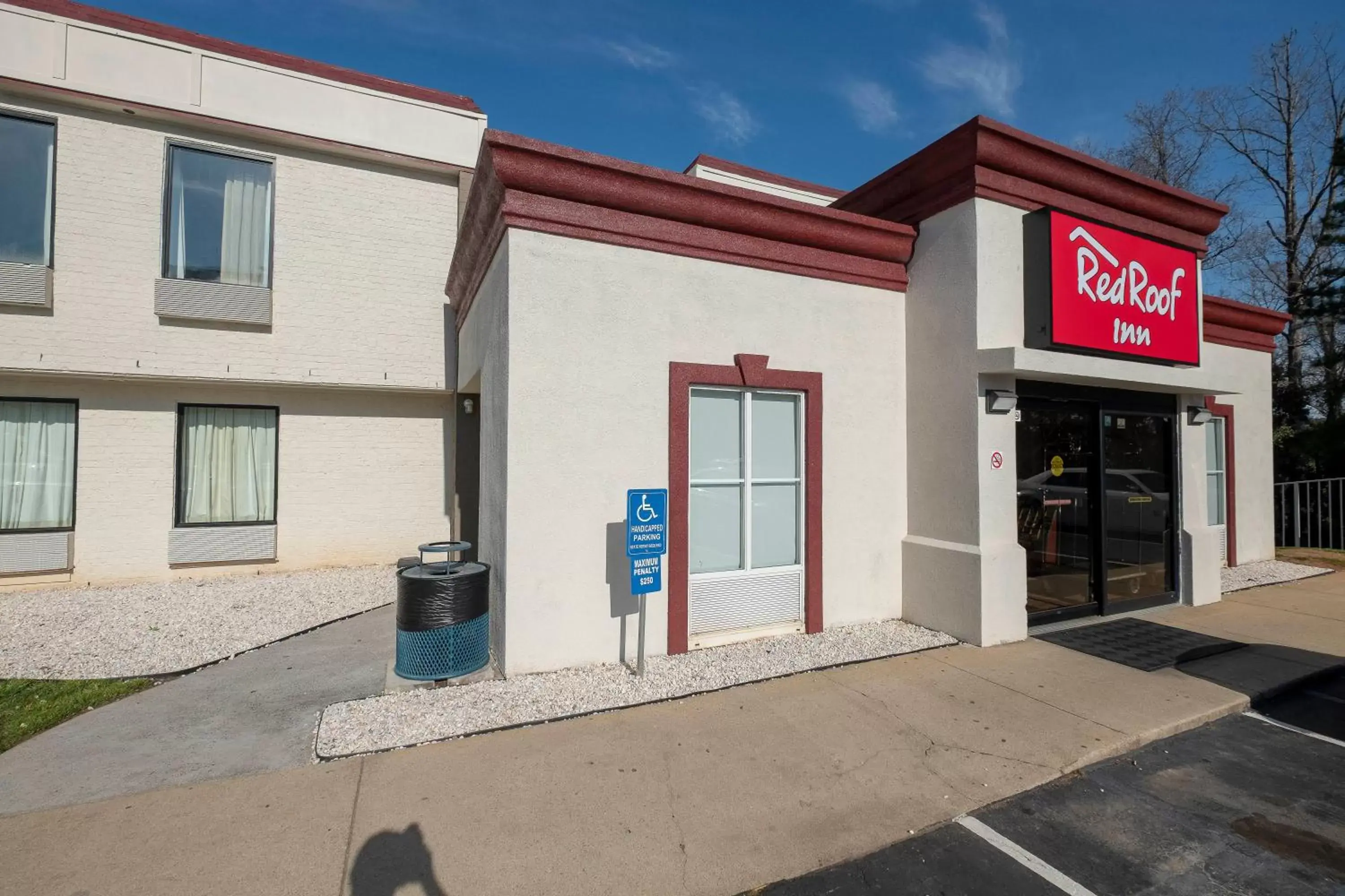 Property building, Facade/Entrance in Red Roof Inn Raleigh North-Crabtree Mall-PNC Arena