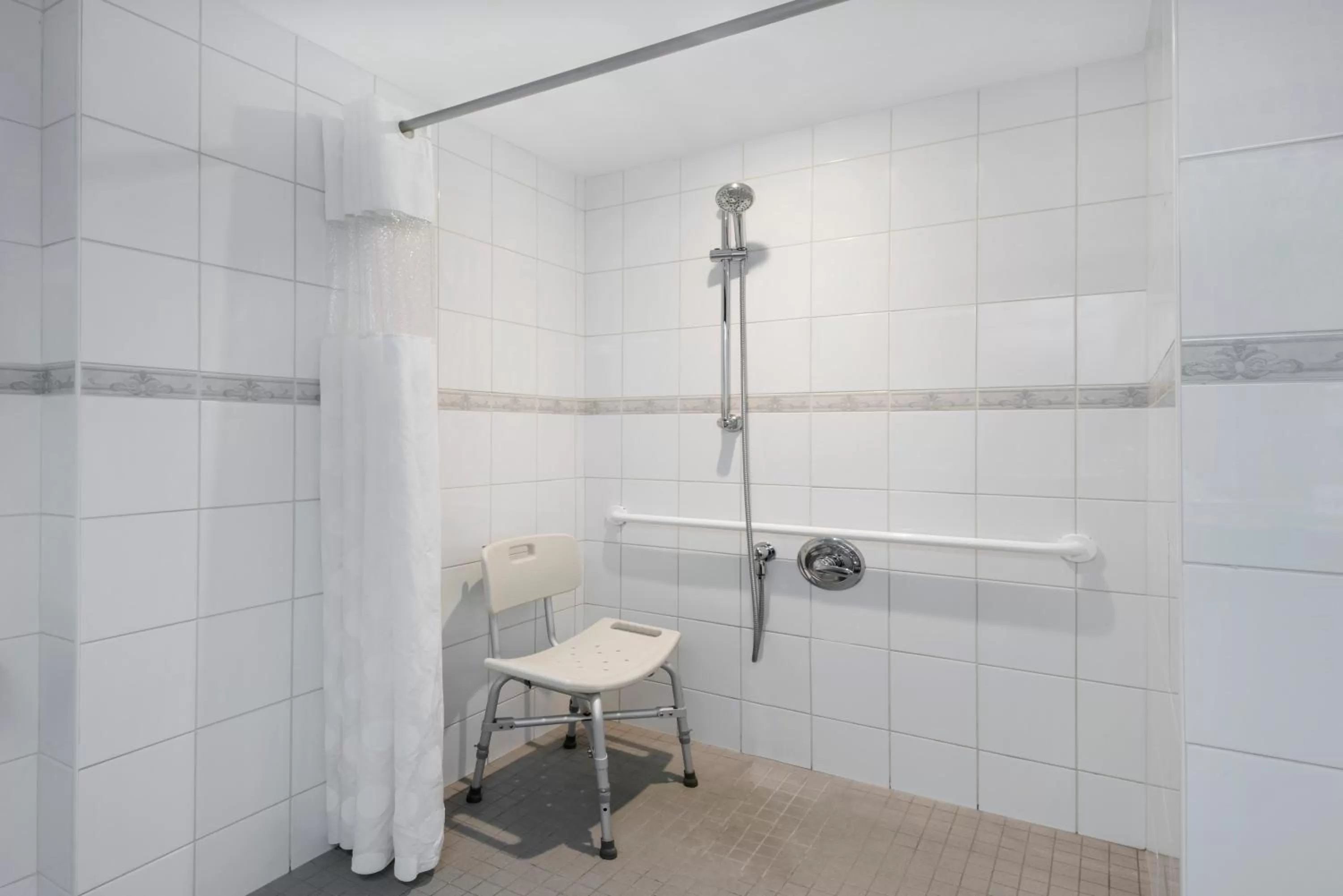 Shower in Ramada Plaza by Wyndham Gatineau/Manoir du Casino