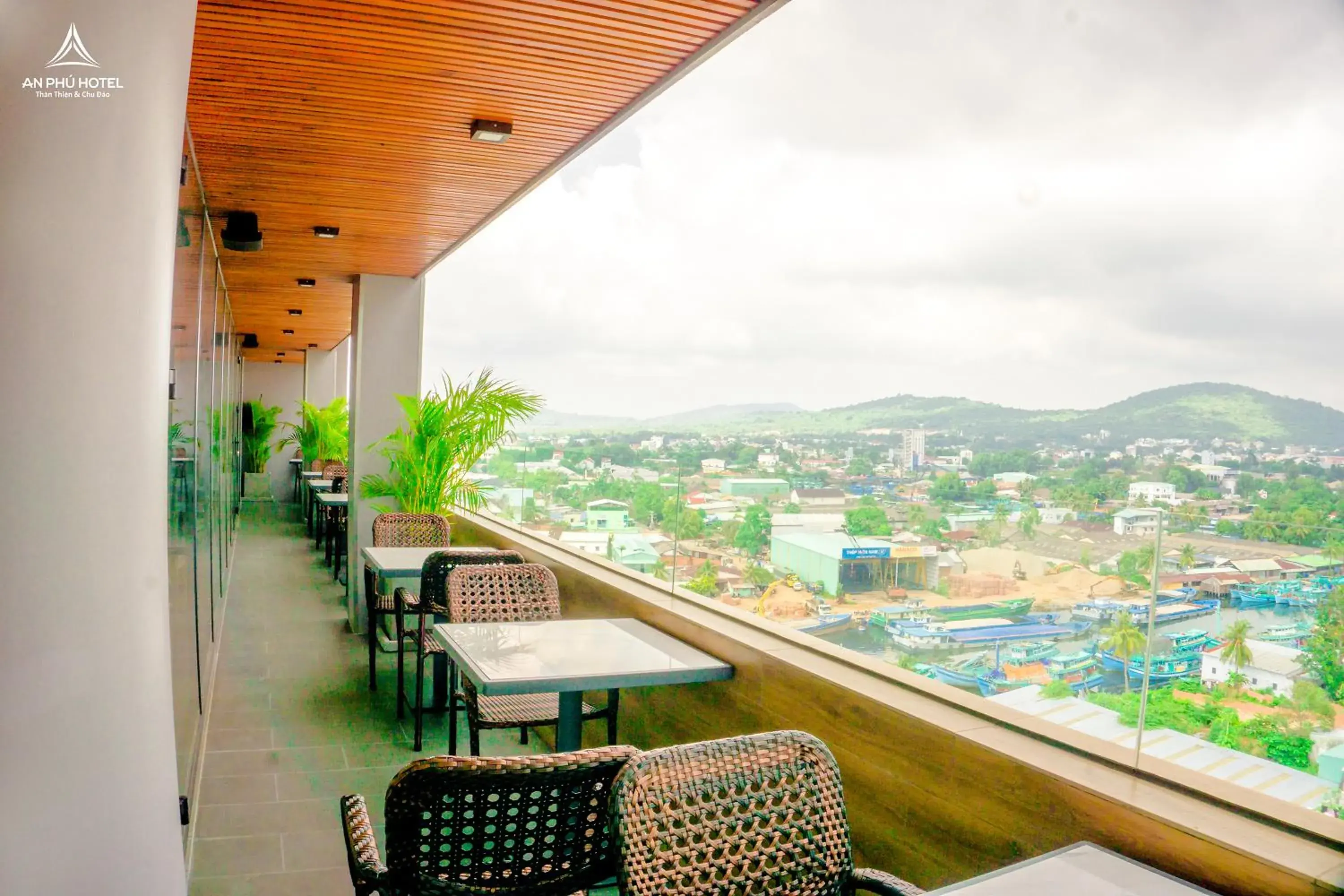 Restaurant/places to eat, Balcony/Terrace in An Phu Hotel