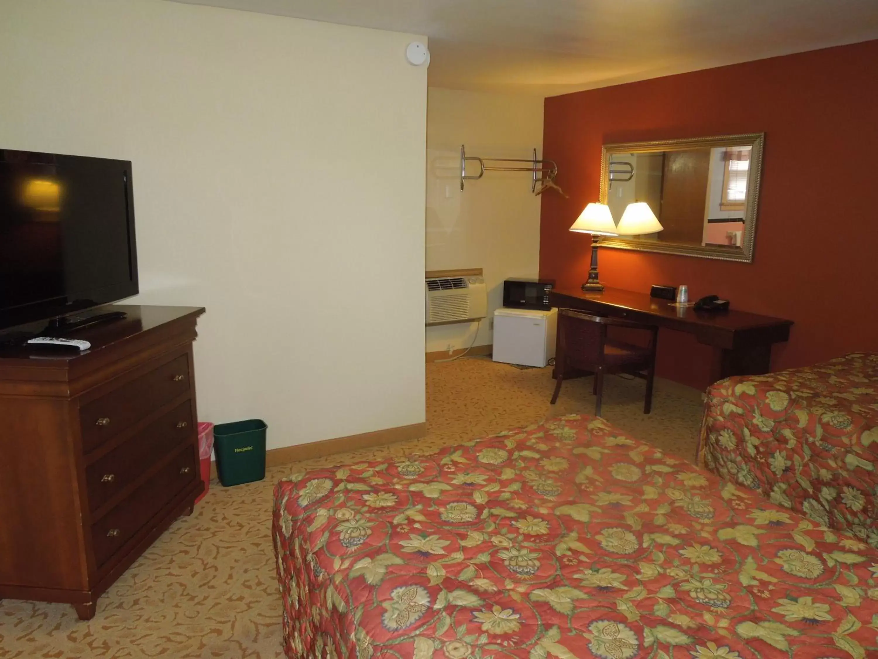 TV/Entertainment Center in Slumberland Motel Mount Holly