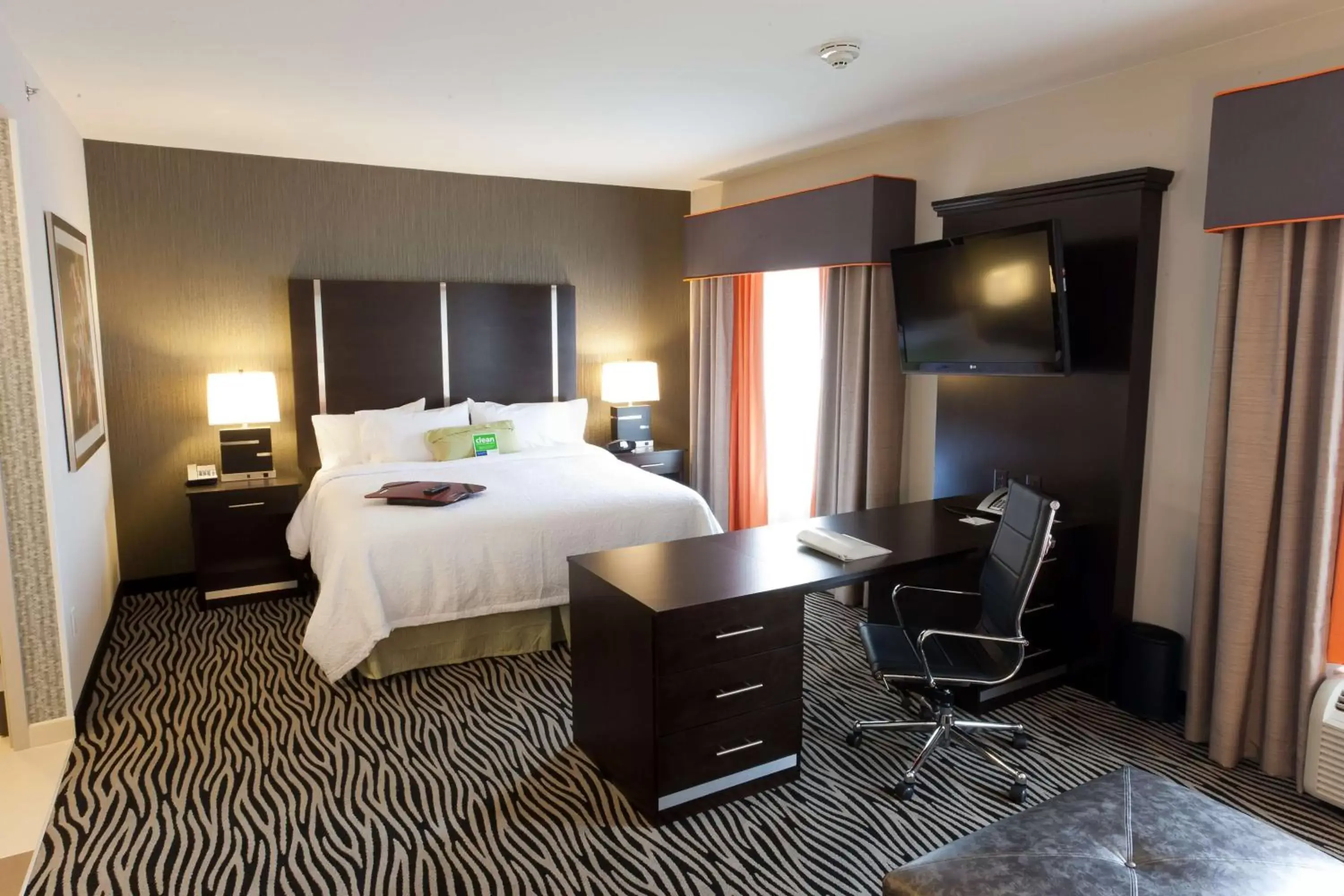 Bed in Hampton Inn and Suites Tulsa Central