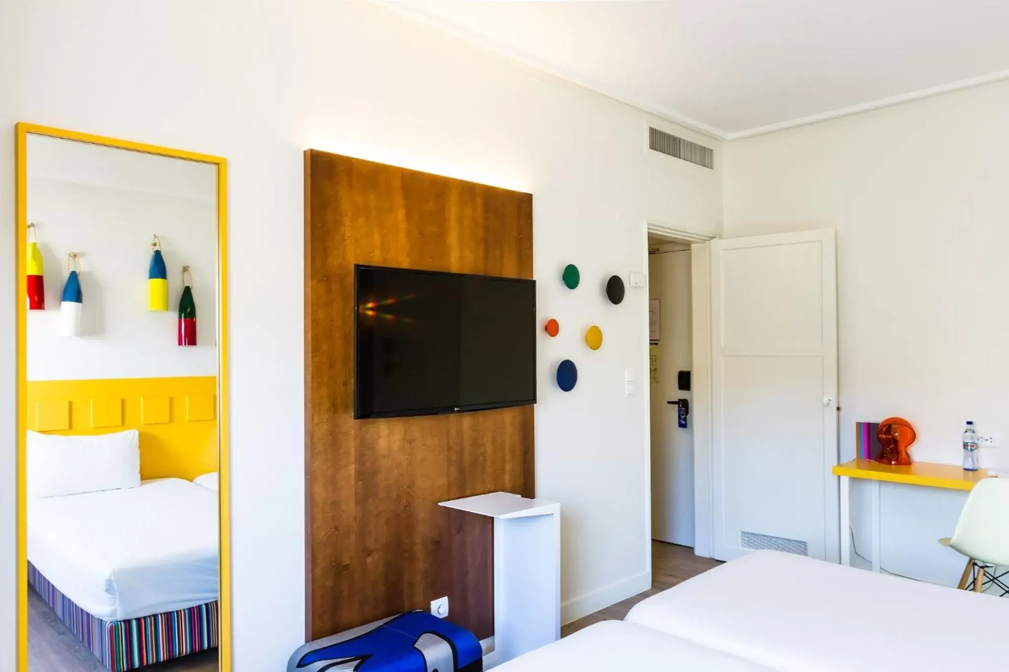 Bedroom, TV/Entertainment Center in Ibis Styles Lisboa Centro Liberdade NE