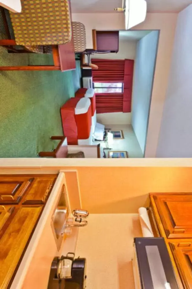 Kitchen or kitchenette, Floor Plan in Auburn Place Hotel & Suites Paducah