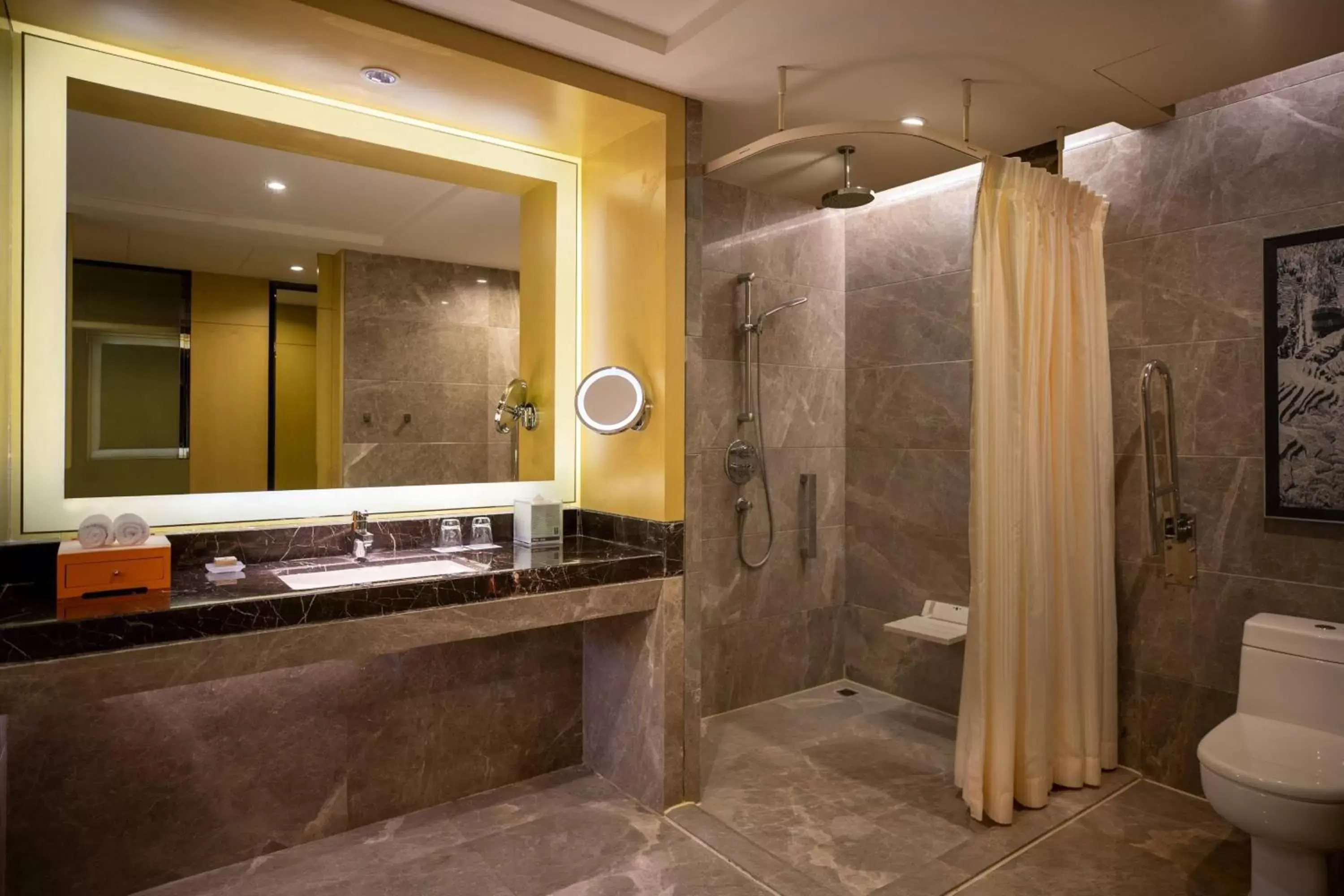Bathroom in Renaissance Huizhou Hotel