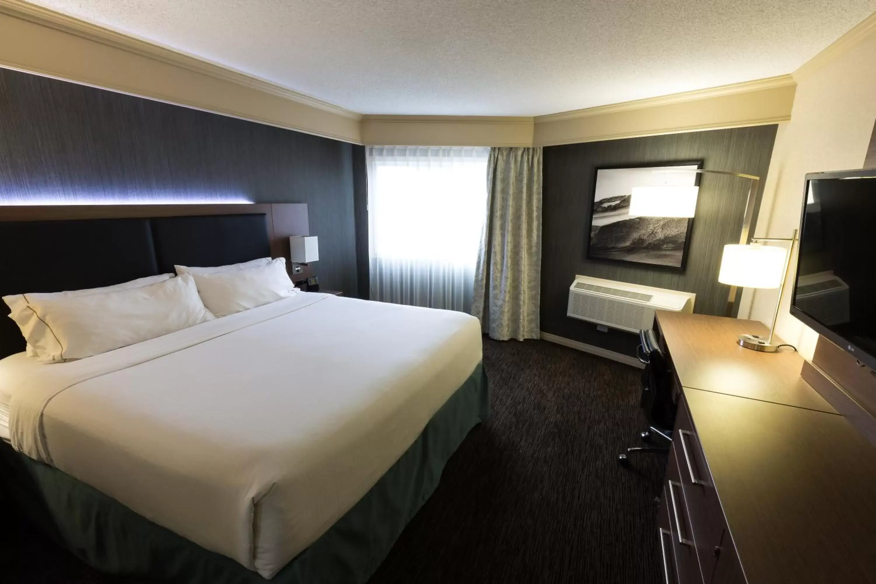 Photo of the whole room, Bed in Holiday Inn Express Edmonton Downtown, an IHG Hotel