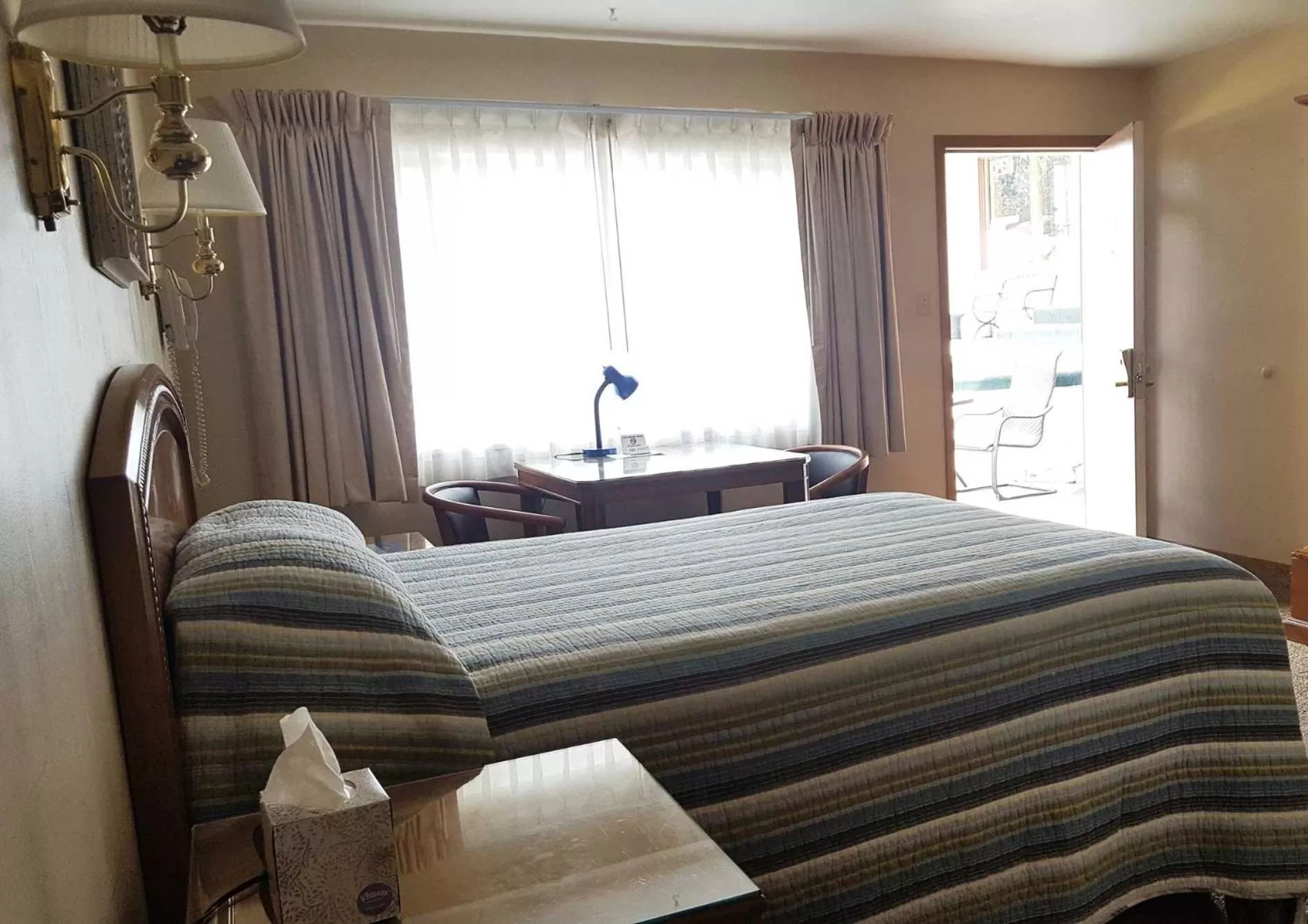 Living room, Bed in Bristlecone Motel