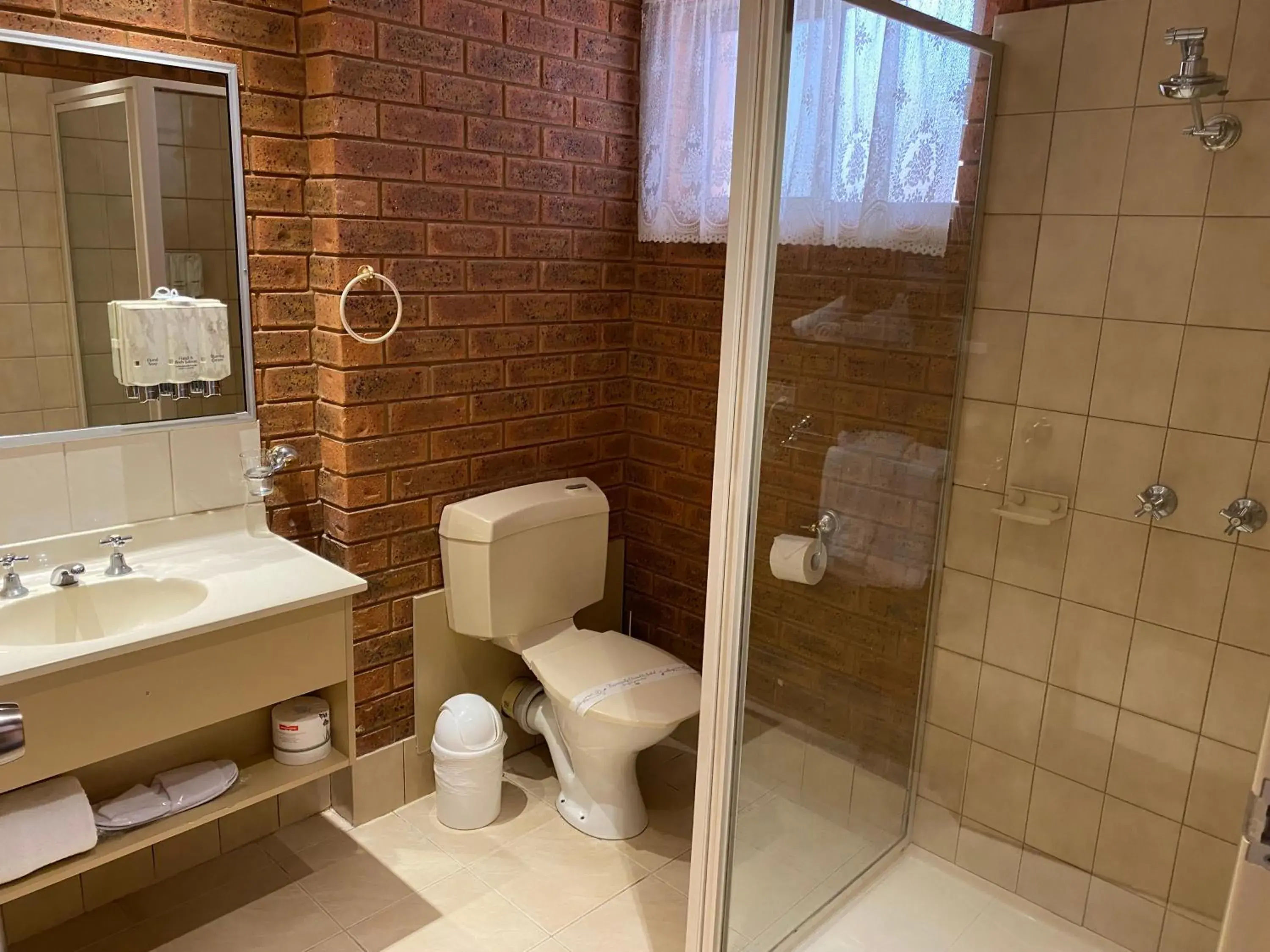 Bathroom in Central Yarrawonga Motor Inn