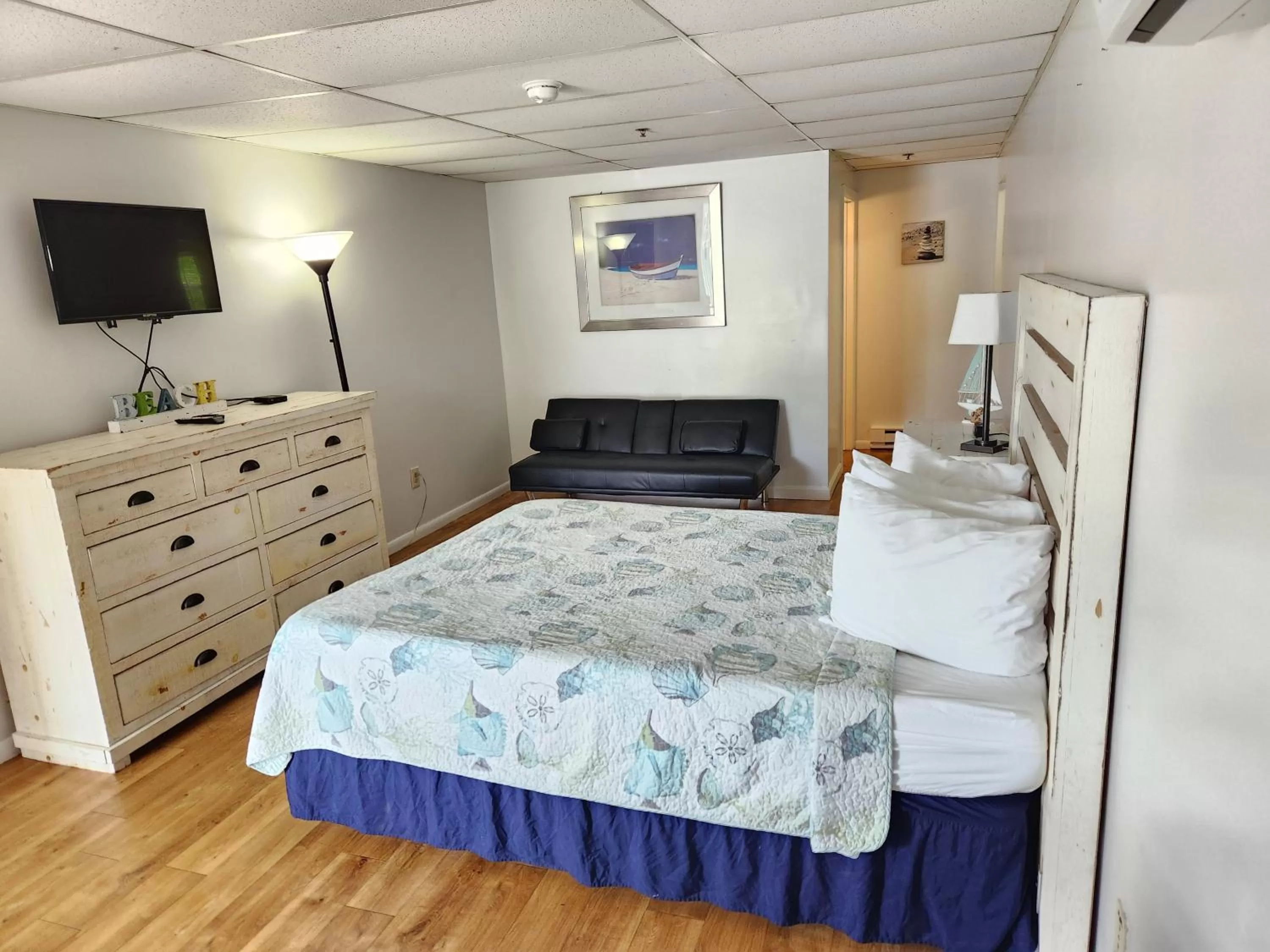 Bed in The Grand Beach Inn