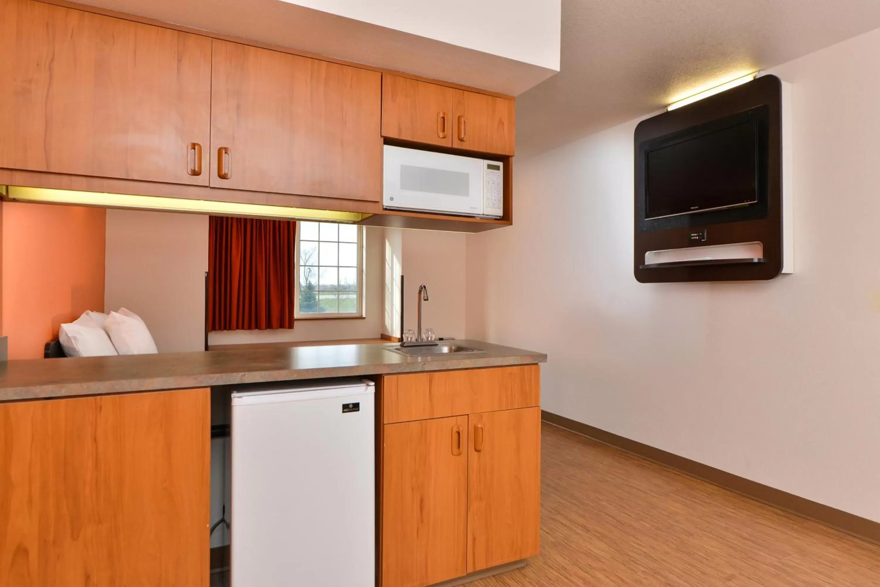 Kitchen or kitchenette, Kitchen/Kitchenette in Motel 6-Meridian, ID - Boise W