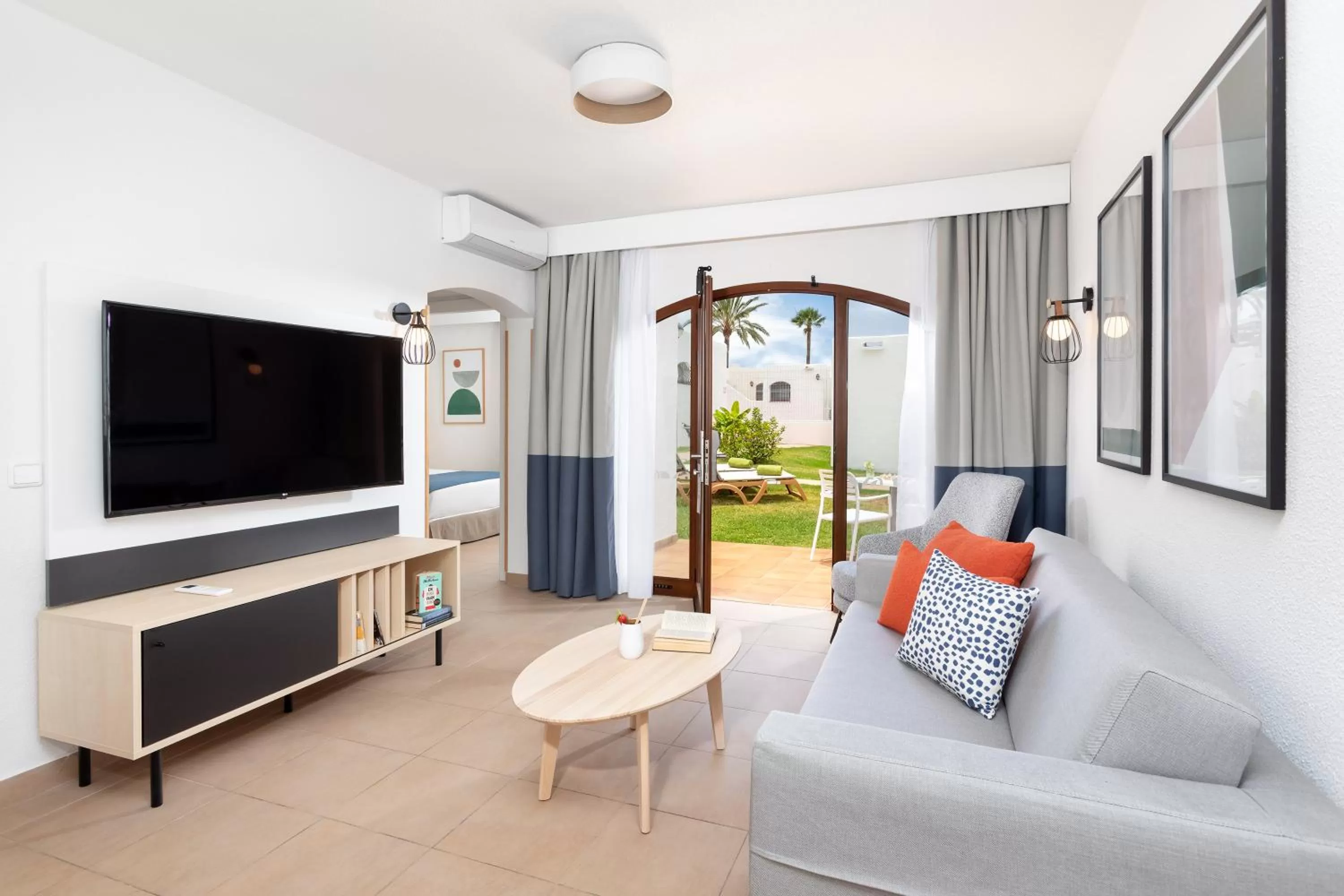 Communal lounge/ TV room in HD Parque Cristobal Tenerife