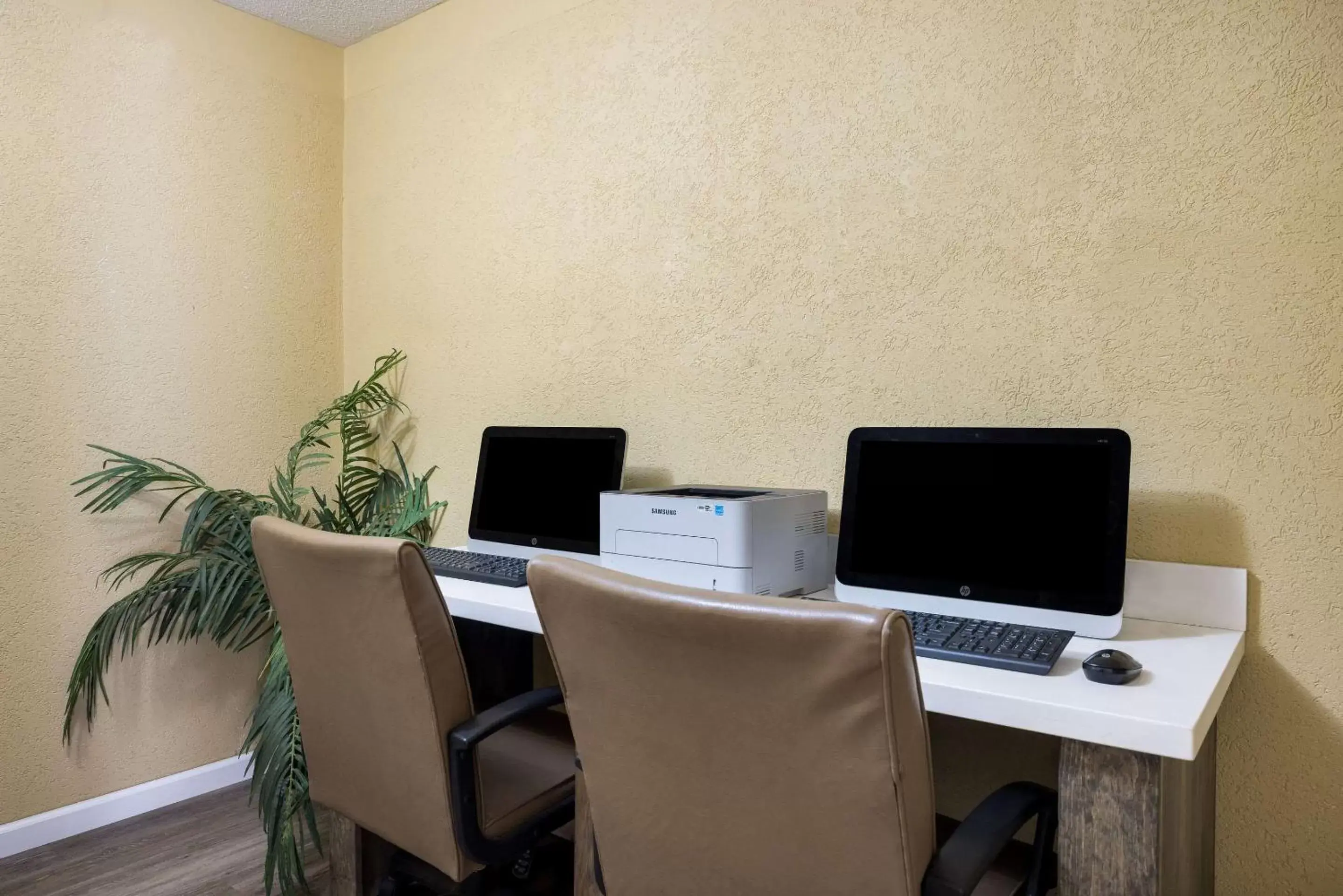 Business facilities in Quality Inn and Suites Fairgrounds - Syracuse