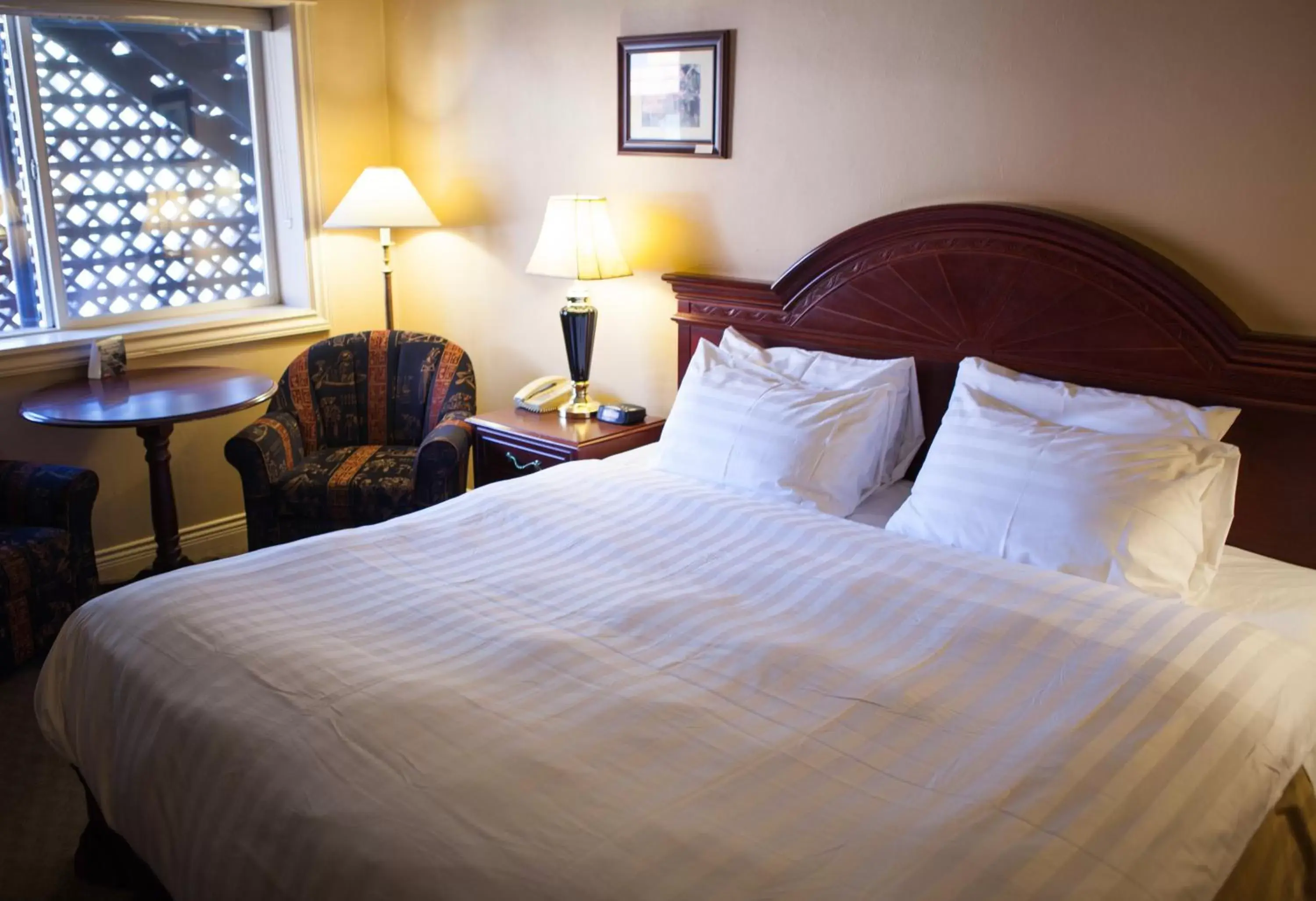 Photo of the whole room, Bed in Revelstoke Lodge