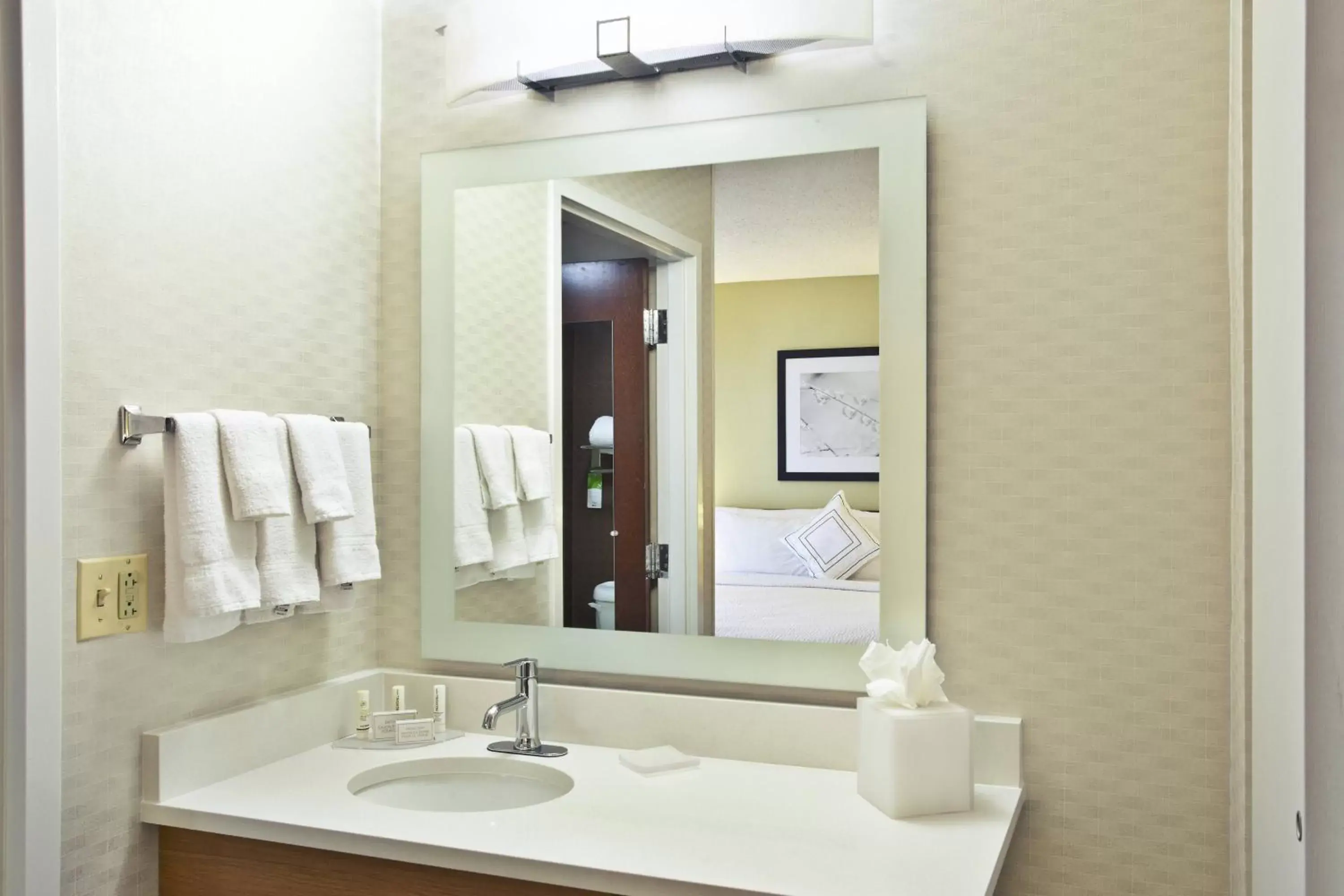 Bathroom in Springhill Suites by Marriott Chicago Elmhurst Oakbrook Area