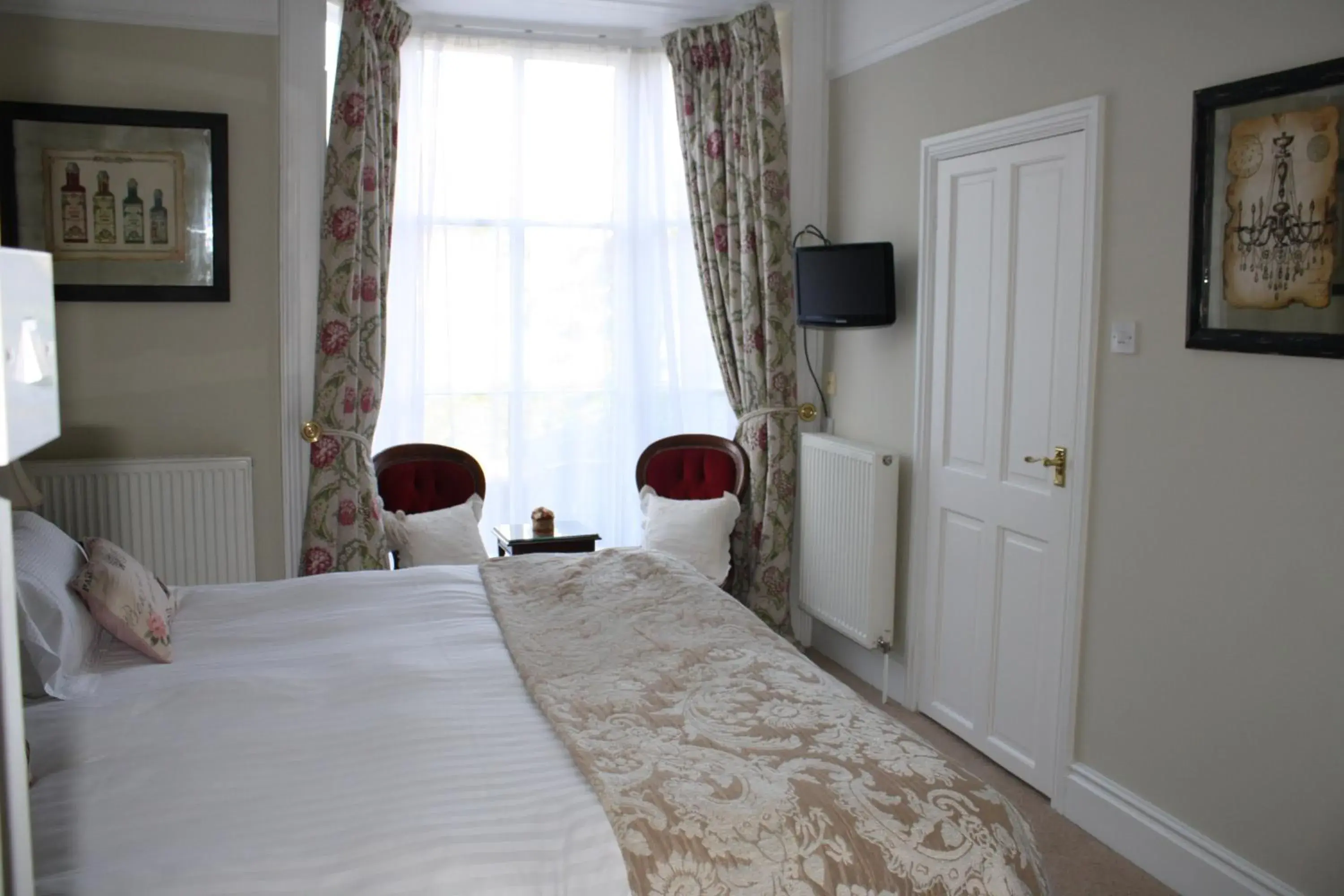 Photo of the whole room, Bed in Holmwood House Guest Accommodation