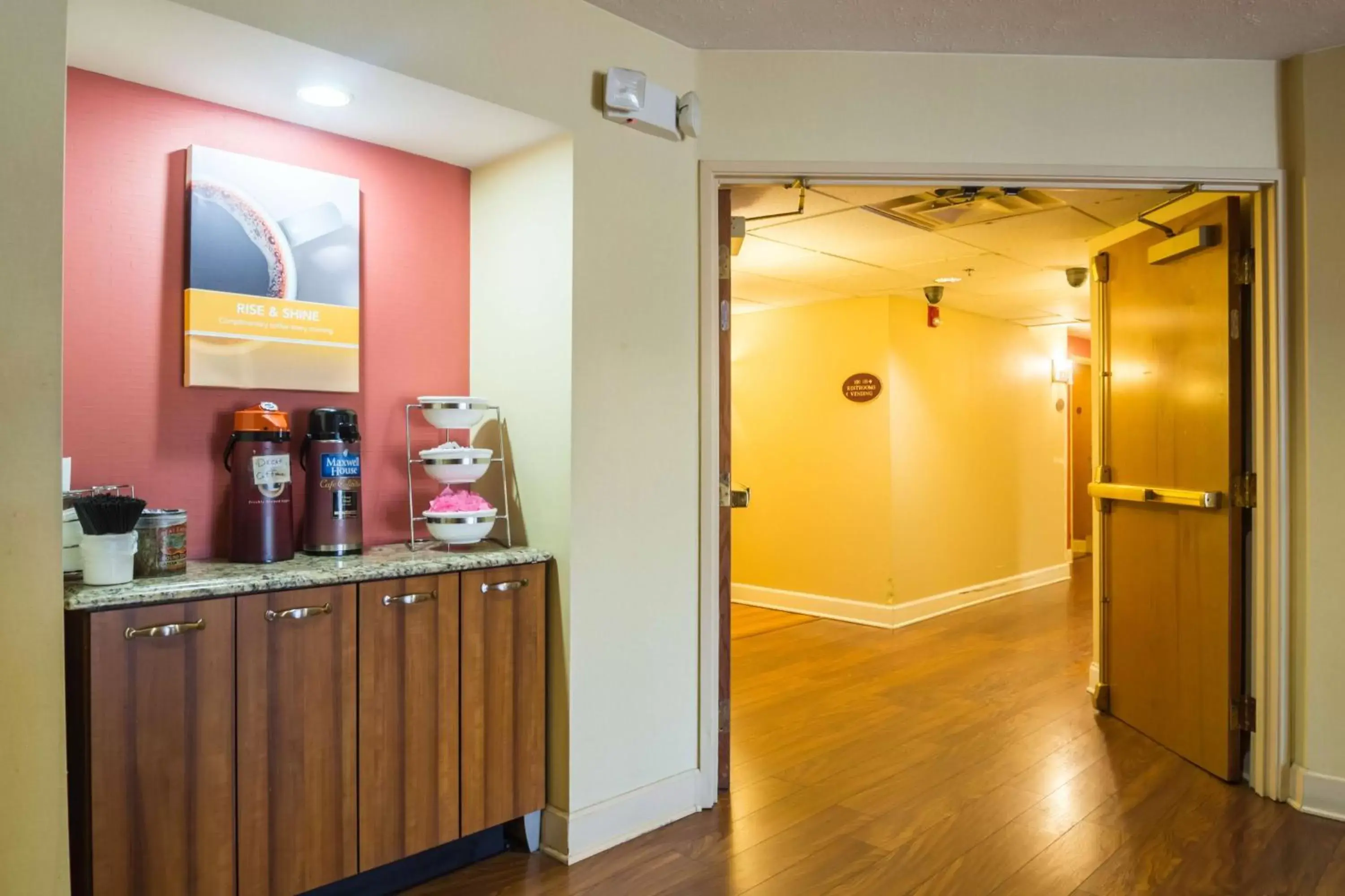 Lobby or reception, Kitchen/Kitchenette in Motel 6-Indianapolis, IN - Airport
