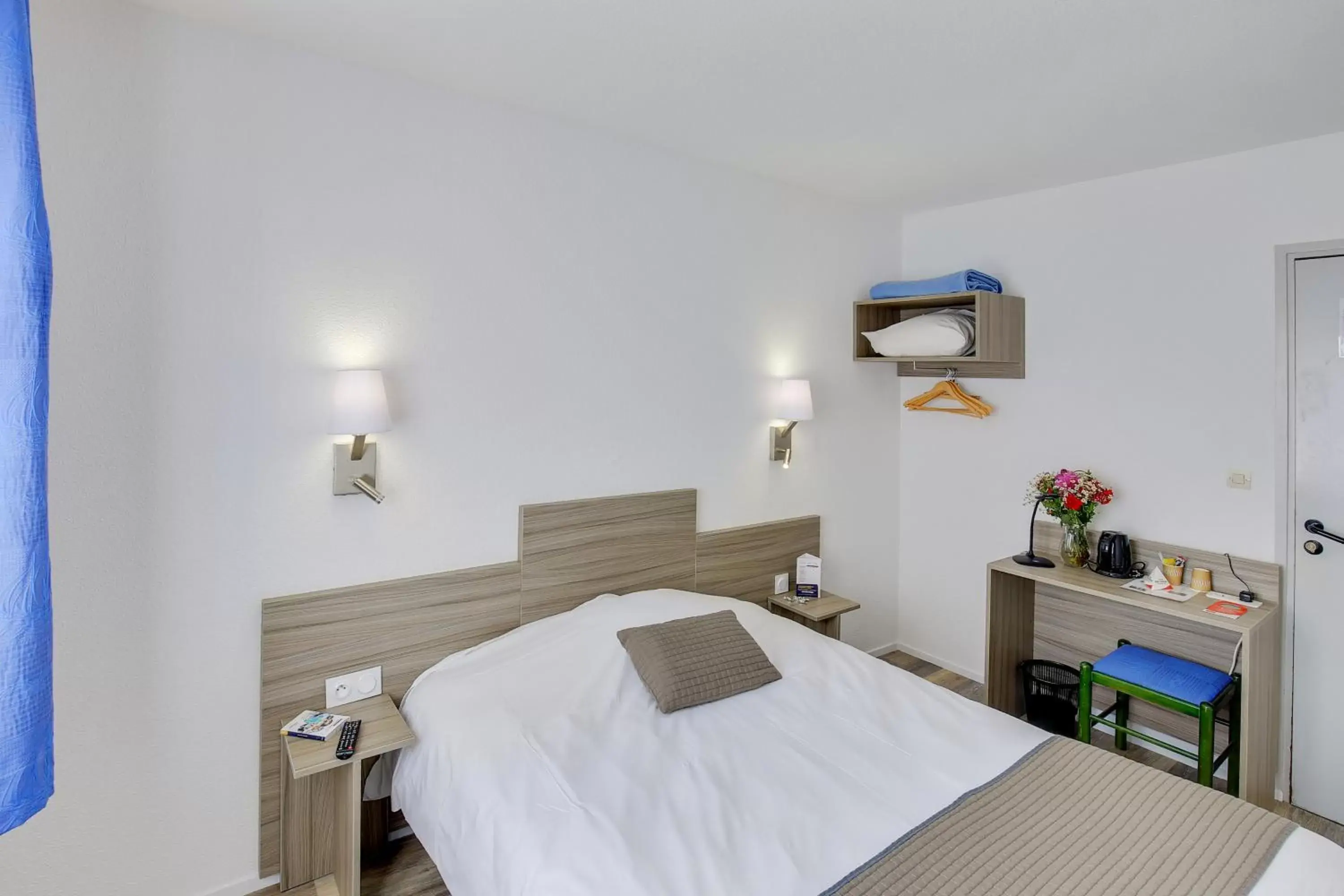 Property building, Bed in Contact Hôtel du Champ de Mars de Saint-Brieuc